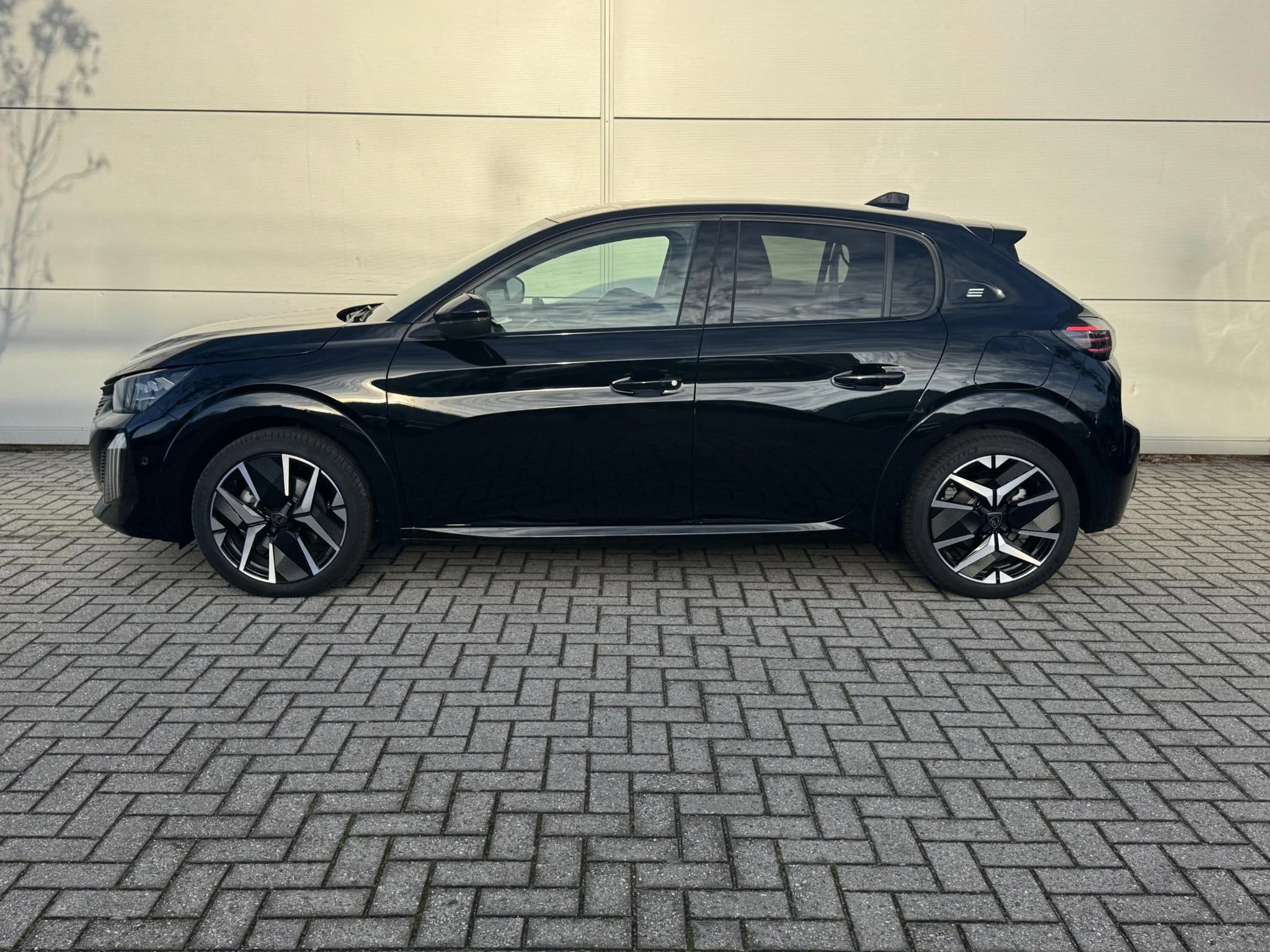 Peugeot-e-208-image-2