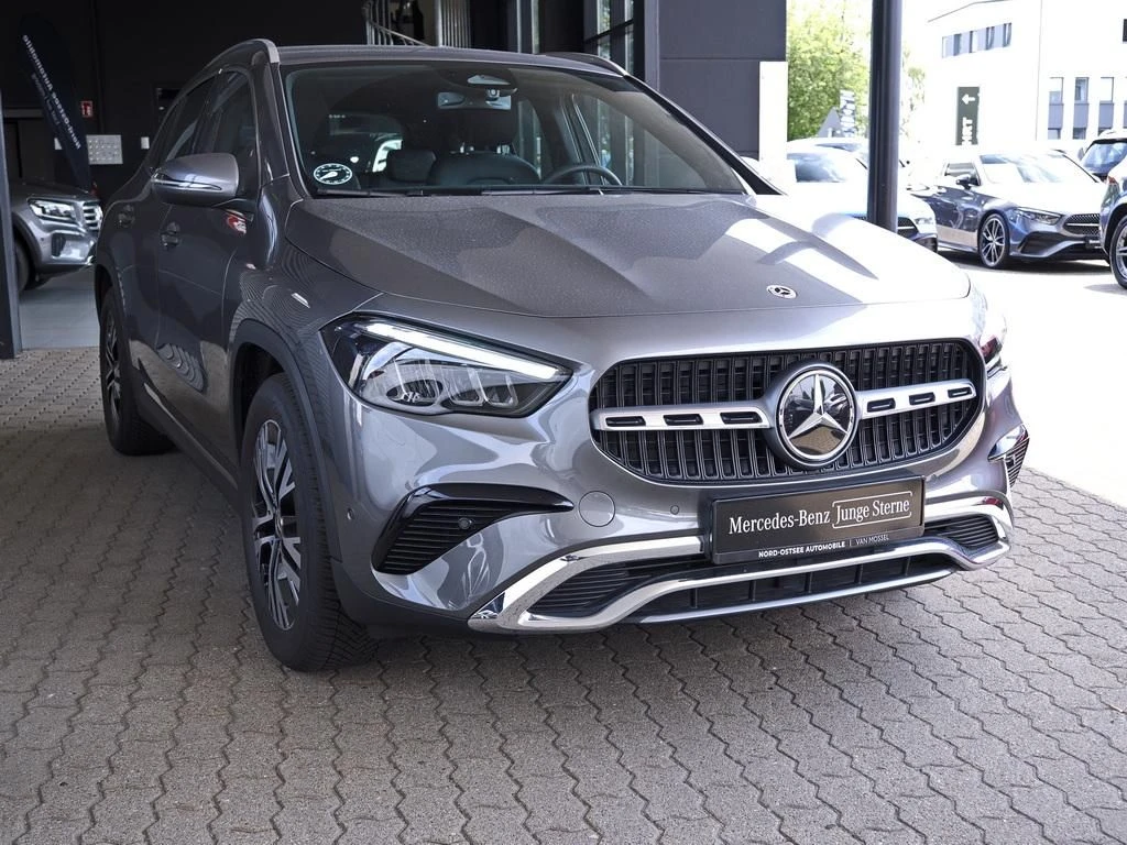 Mercedes-Benz-GLA 200 d-image-4