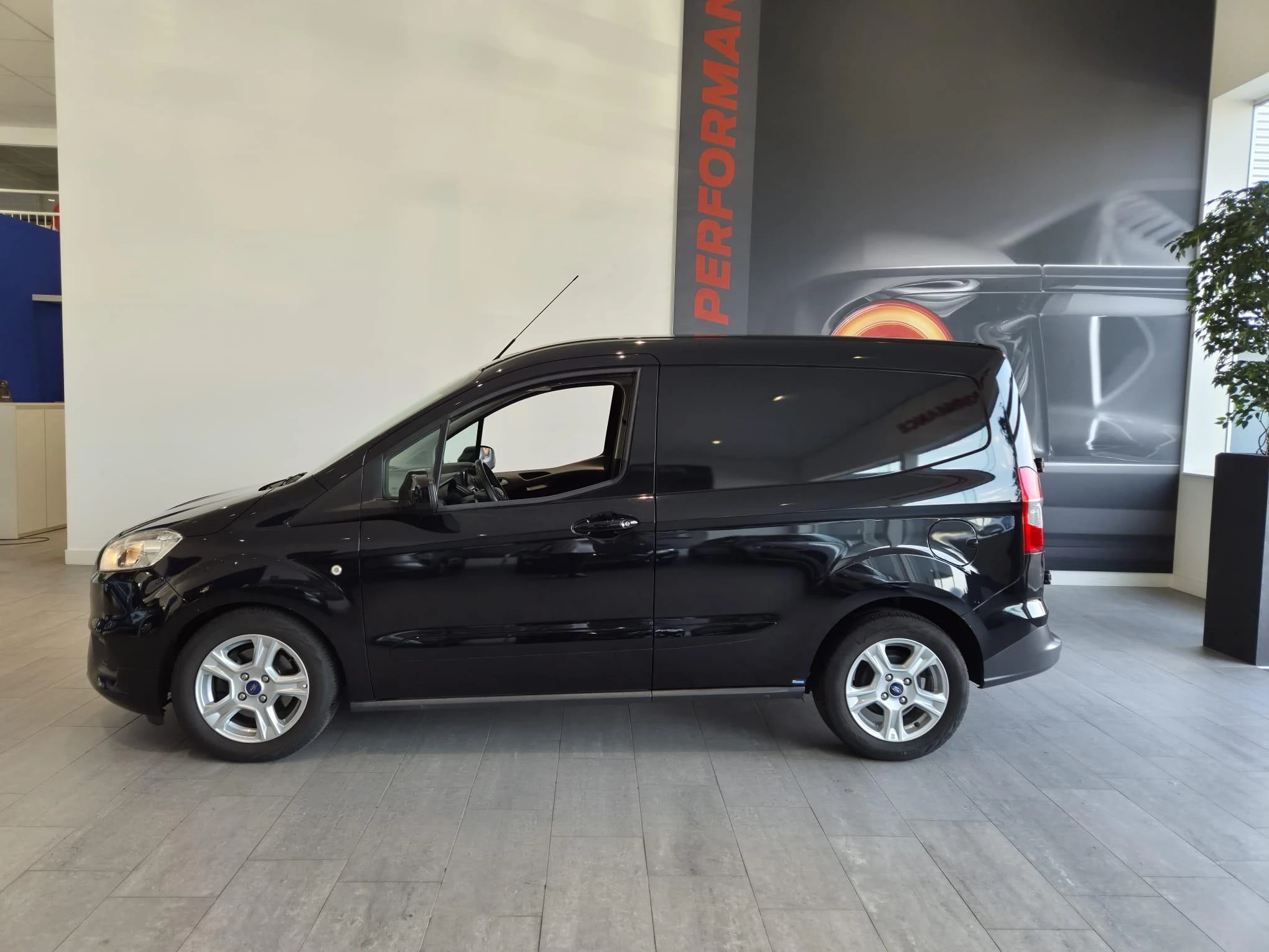 Ford-Transit Courier-image-1