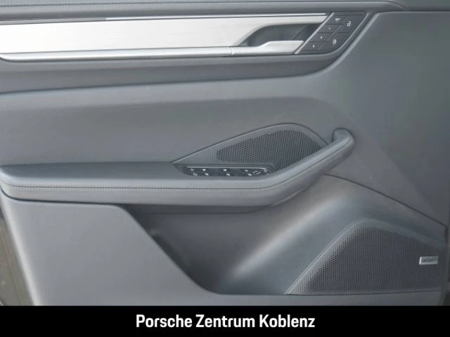 Porsche Macan 4 -