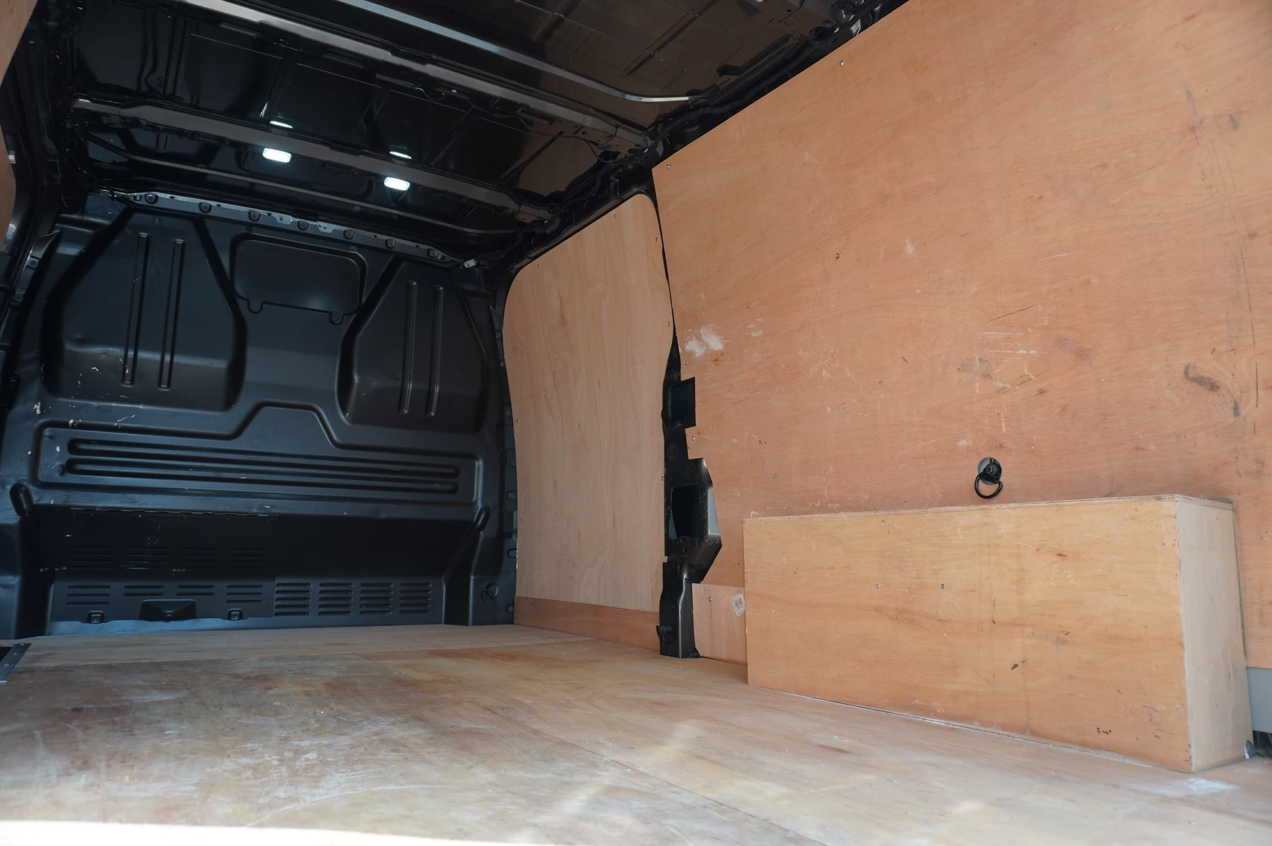 Volkswagen-Transporter-image-17