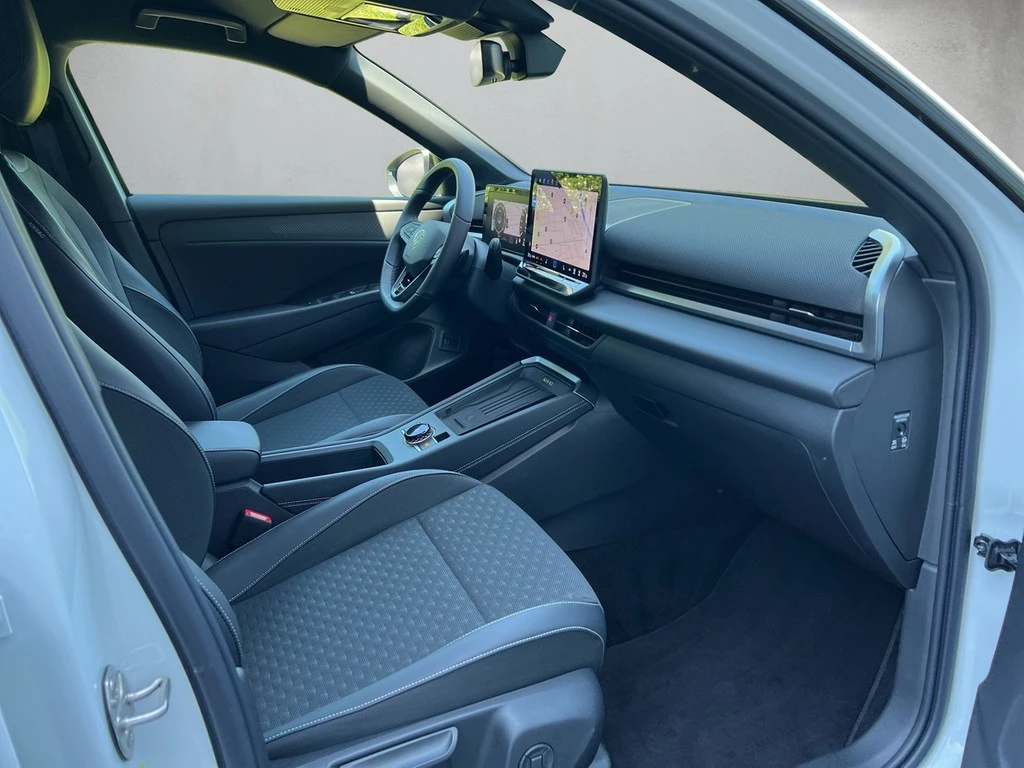 Volkswagen-T-Roc-image-12