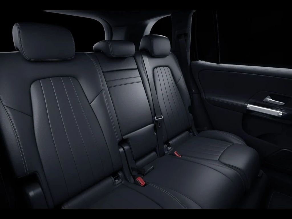 Mercedes-Benz-GLB 220 d-image-11