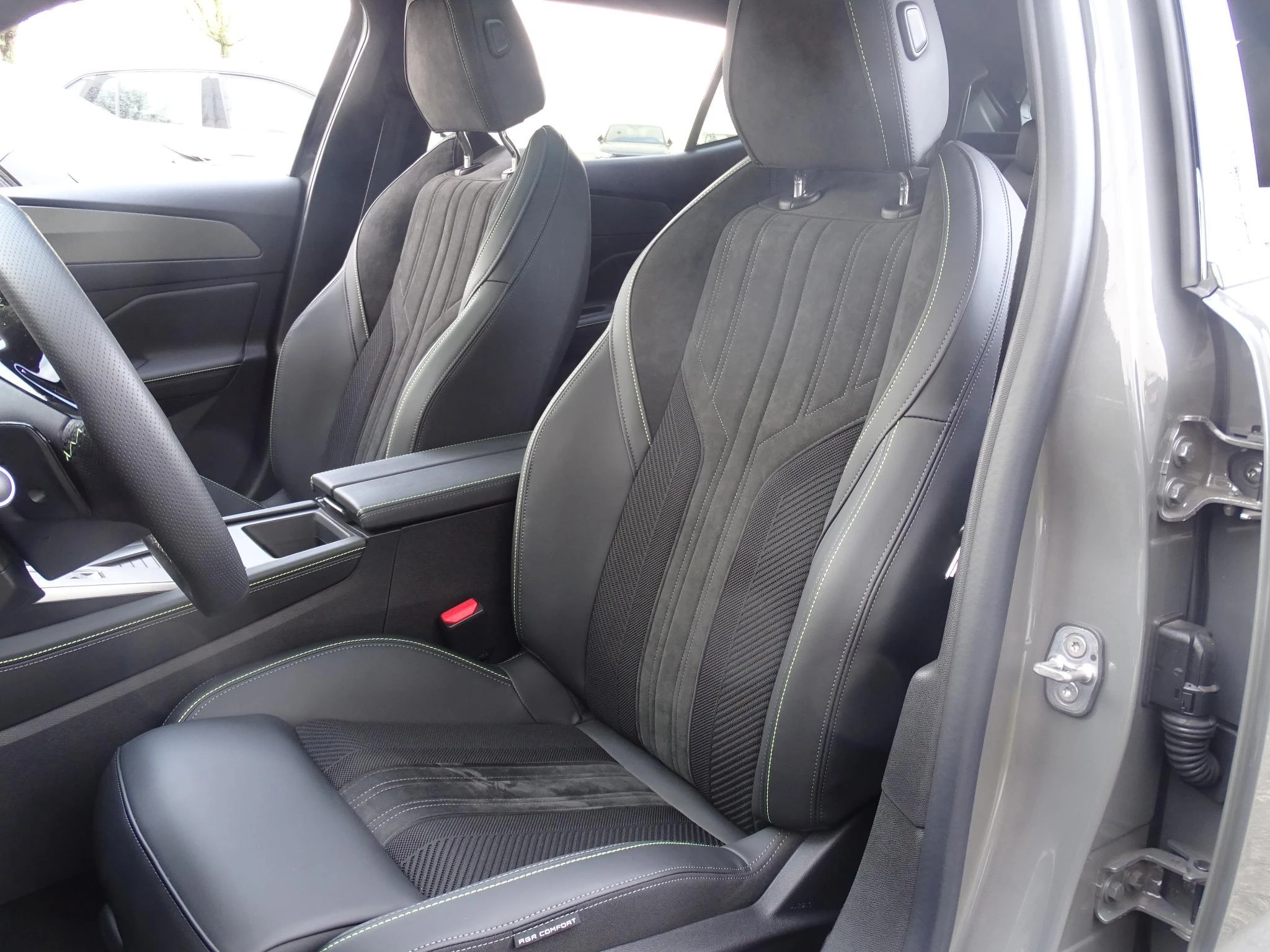 Peugeot 408 1.2 HYBRID 145 e-DSC6 GT