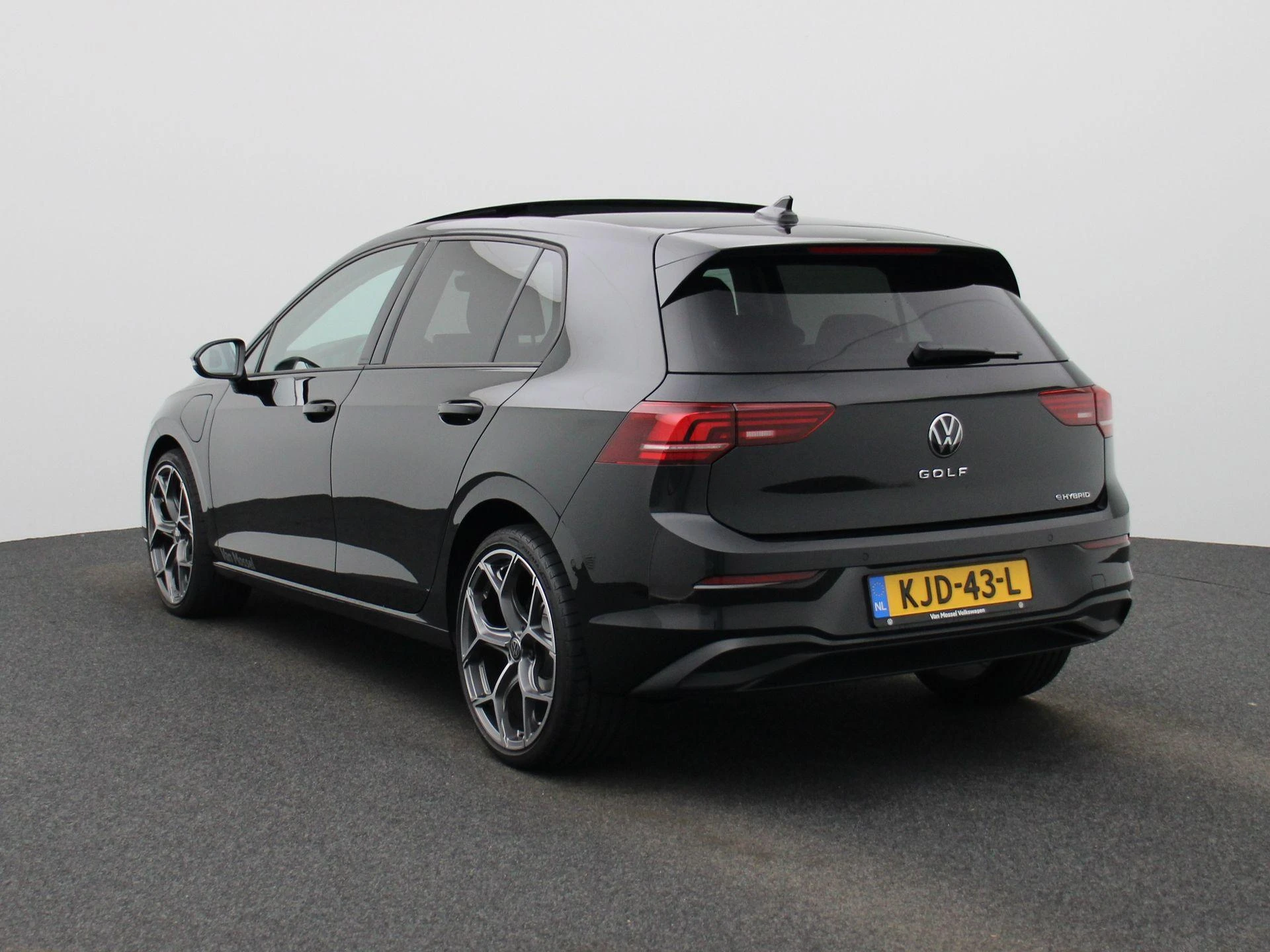Volkswagen-Golf-image-1