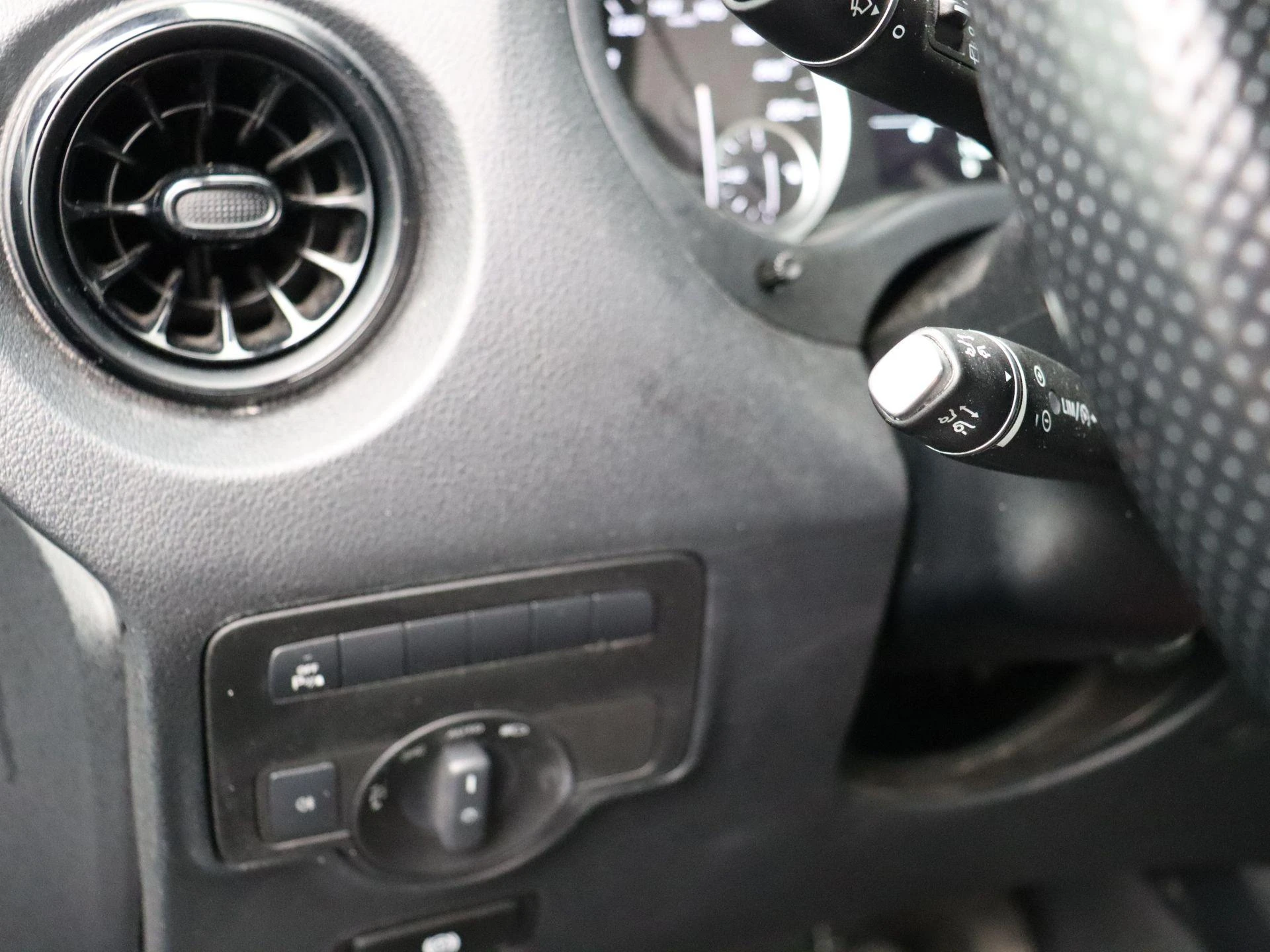 Mercedes-Benz-Vito-image-9