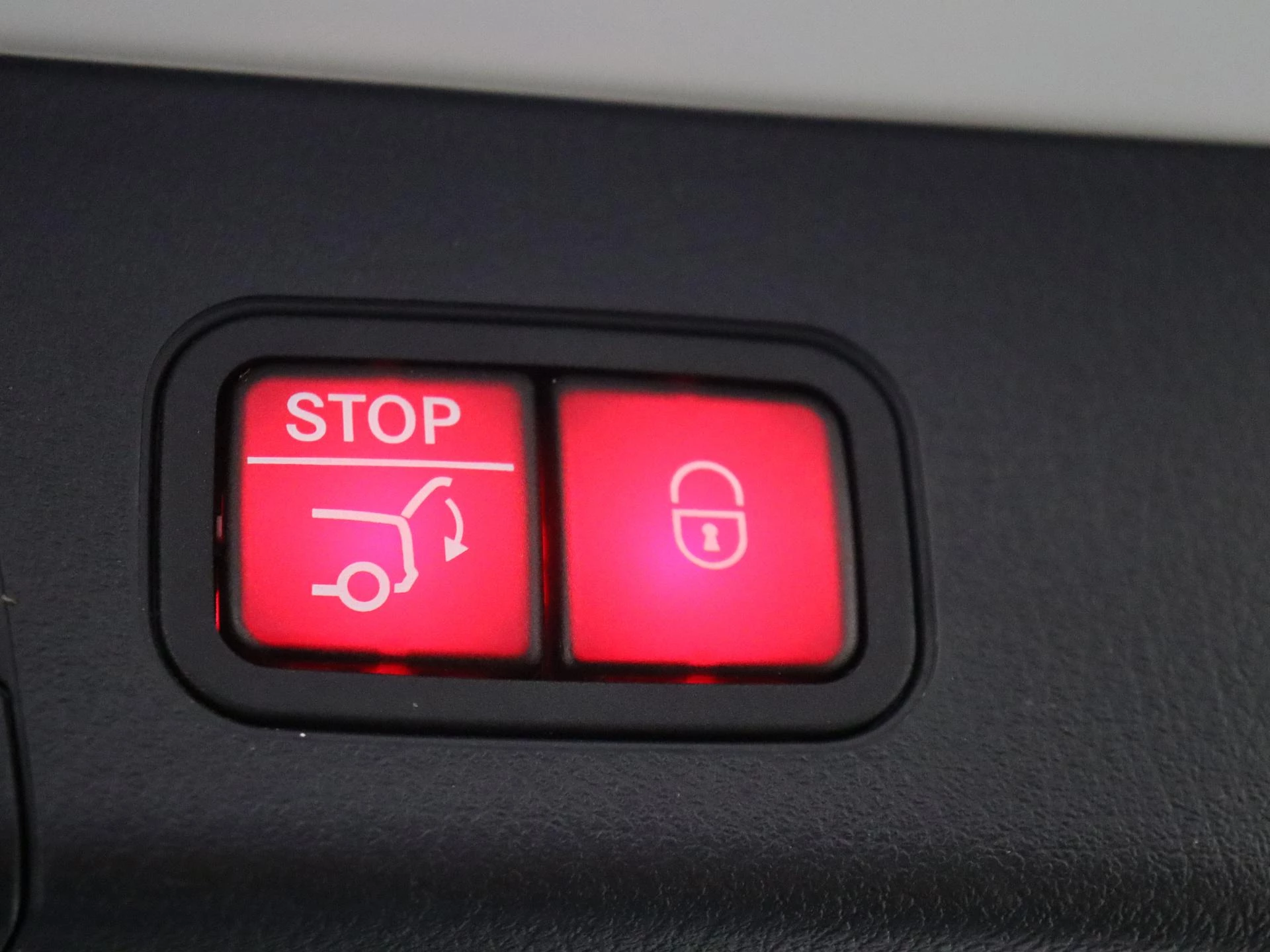 Mercedes-Benz-EQB-image-31