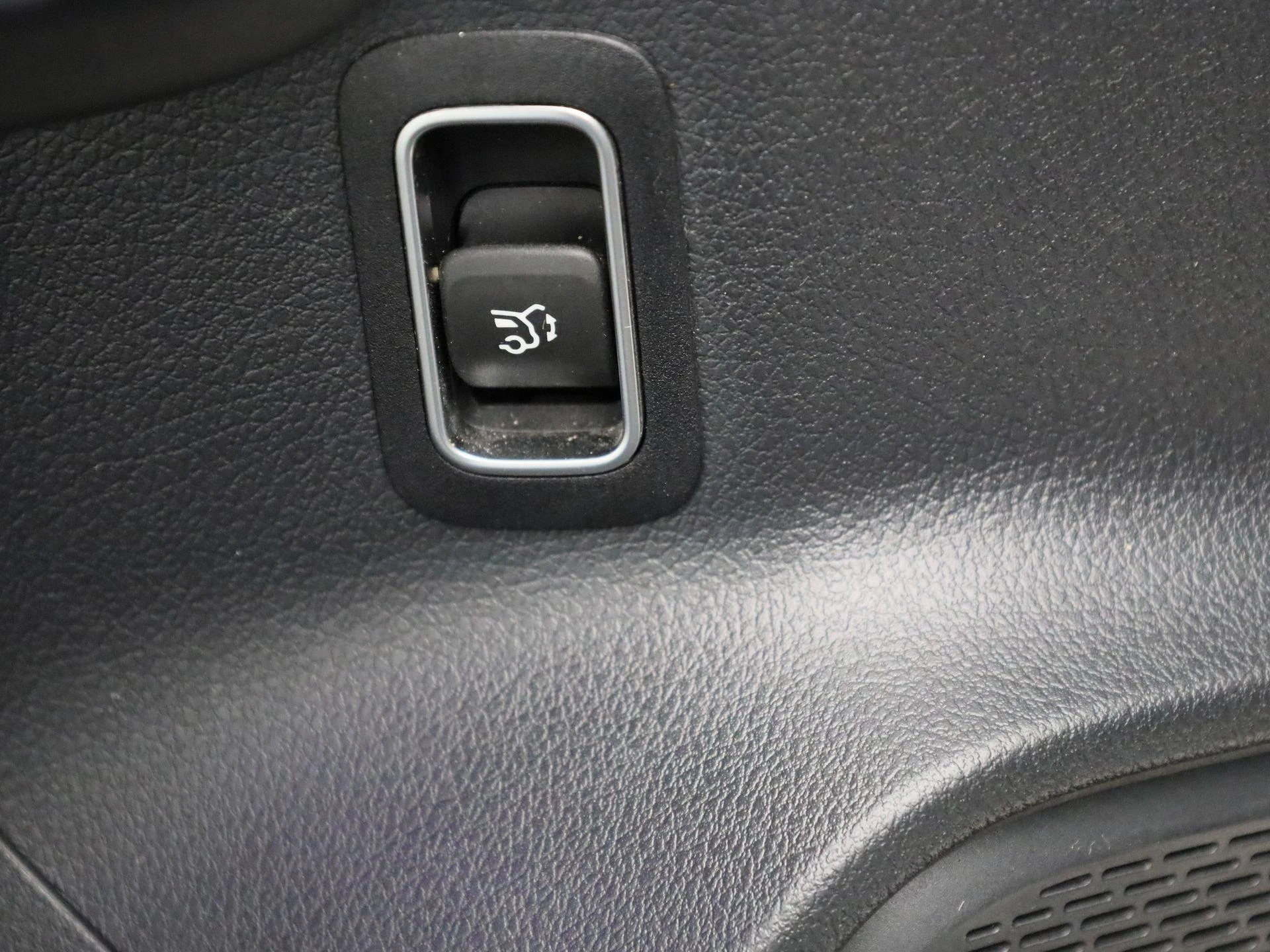 Mercedes-Benz-EQB-image-38