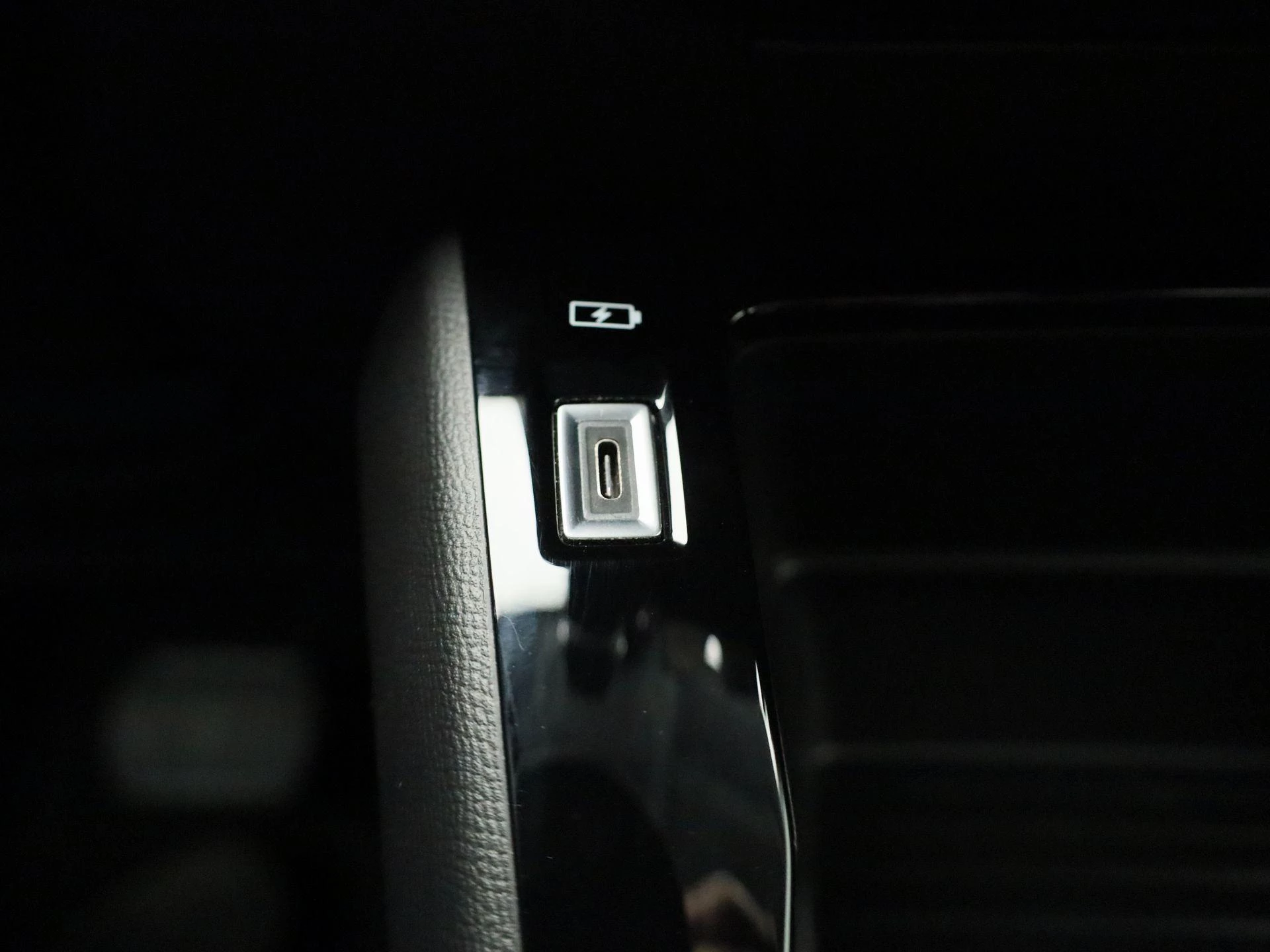 Peugeot-e-208-image-27