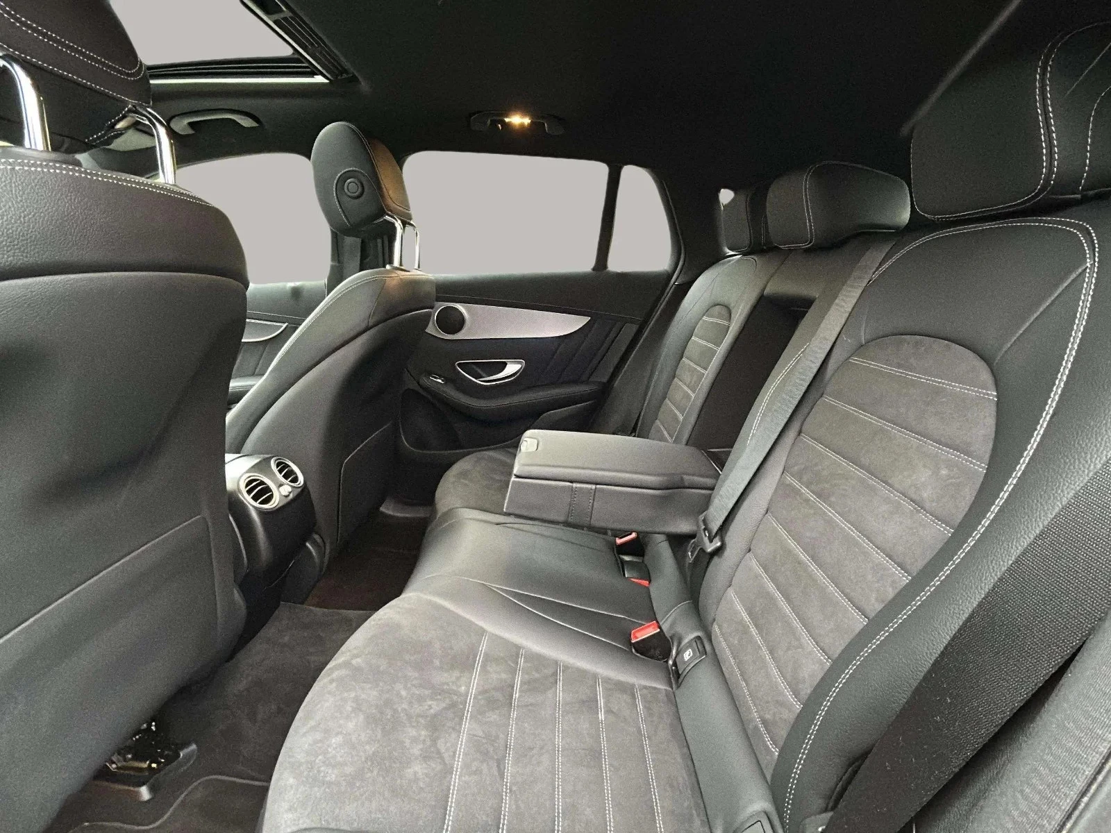 Mercedes-Benz-EQC-image-18