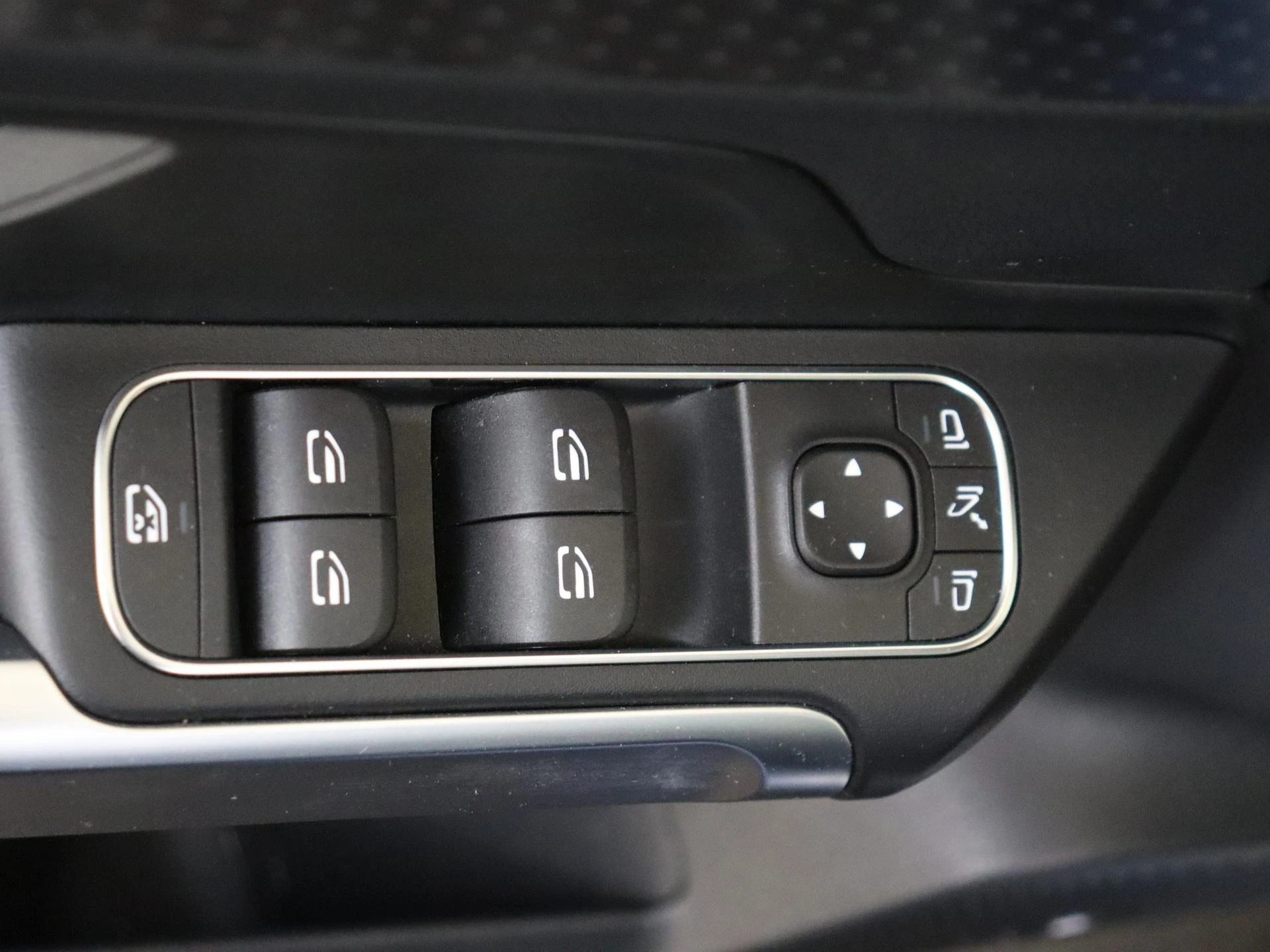 Mercedes-Benz-EQB-image-26