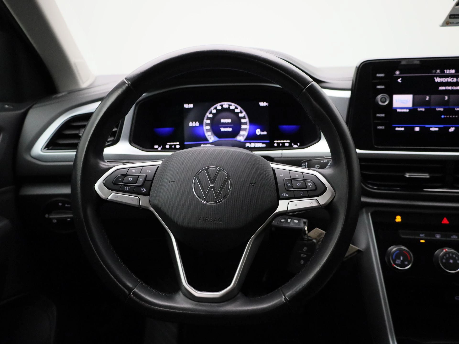 Volkswagen-T-Roc-image-6