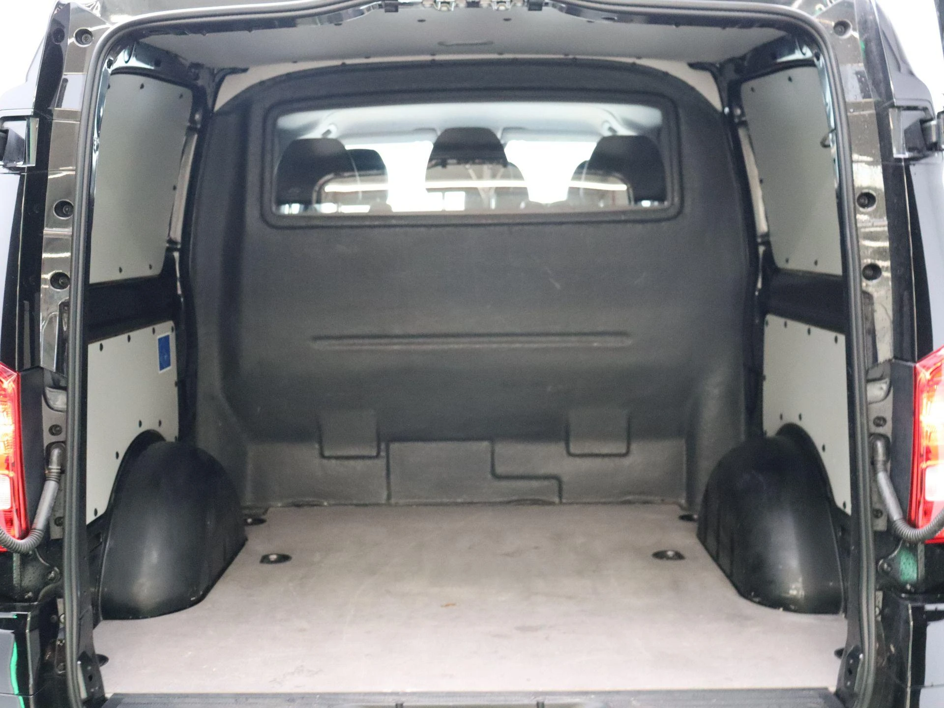 Mercedes-Benz-Vito-image-20