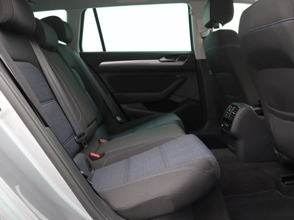 Volkswagen-Passat-image-11