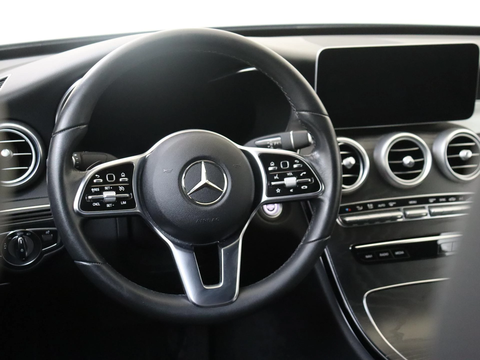Mercedes-Benz-C-Klasse-image-14