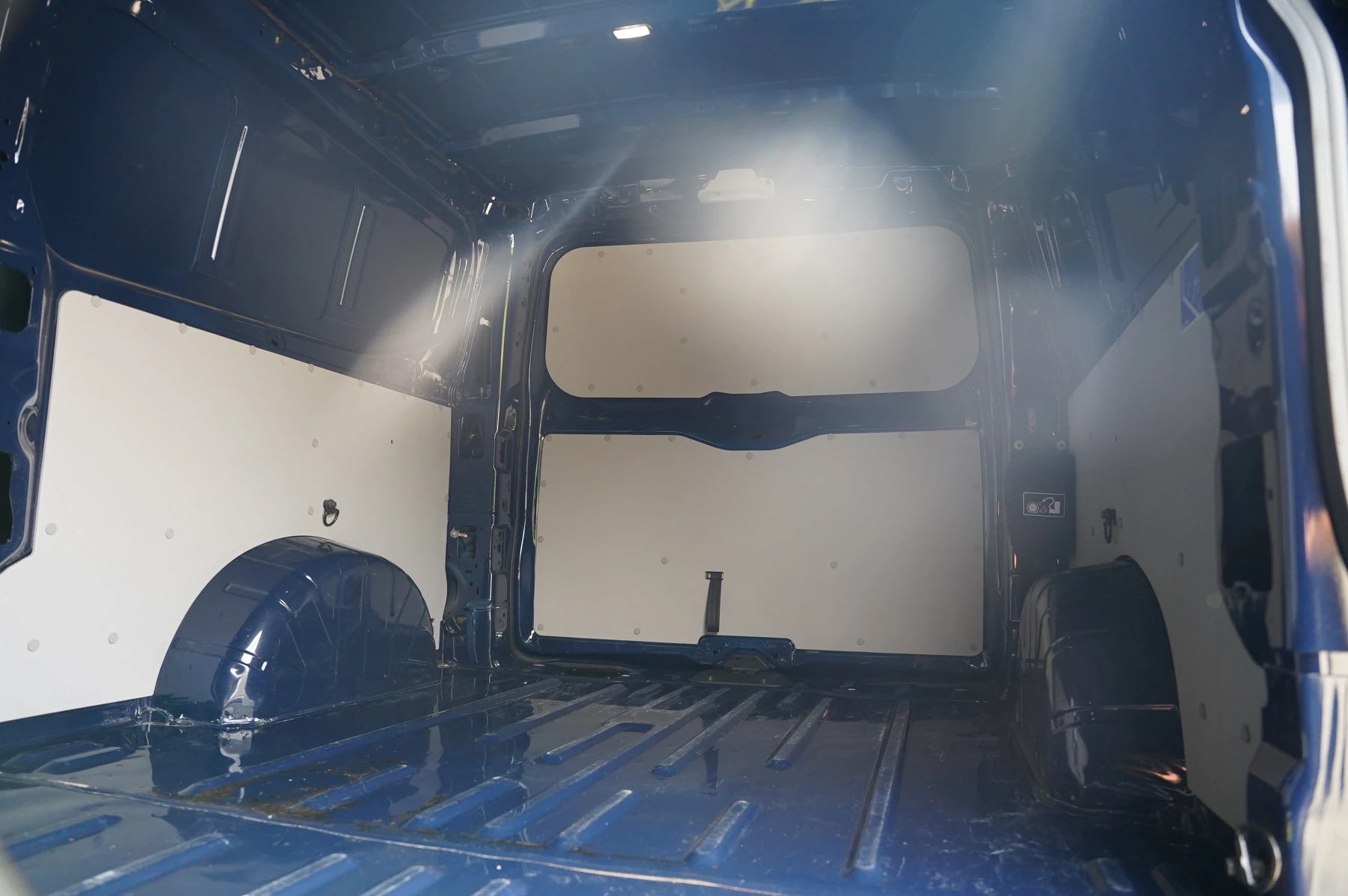 Volkswagen-Transporter-image-25