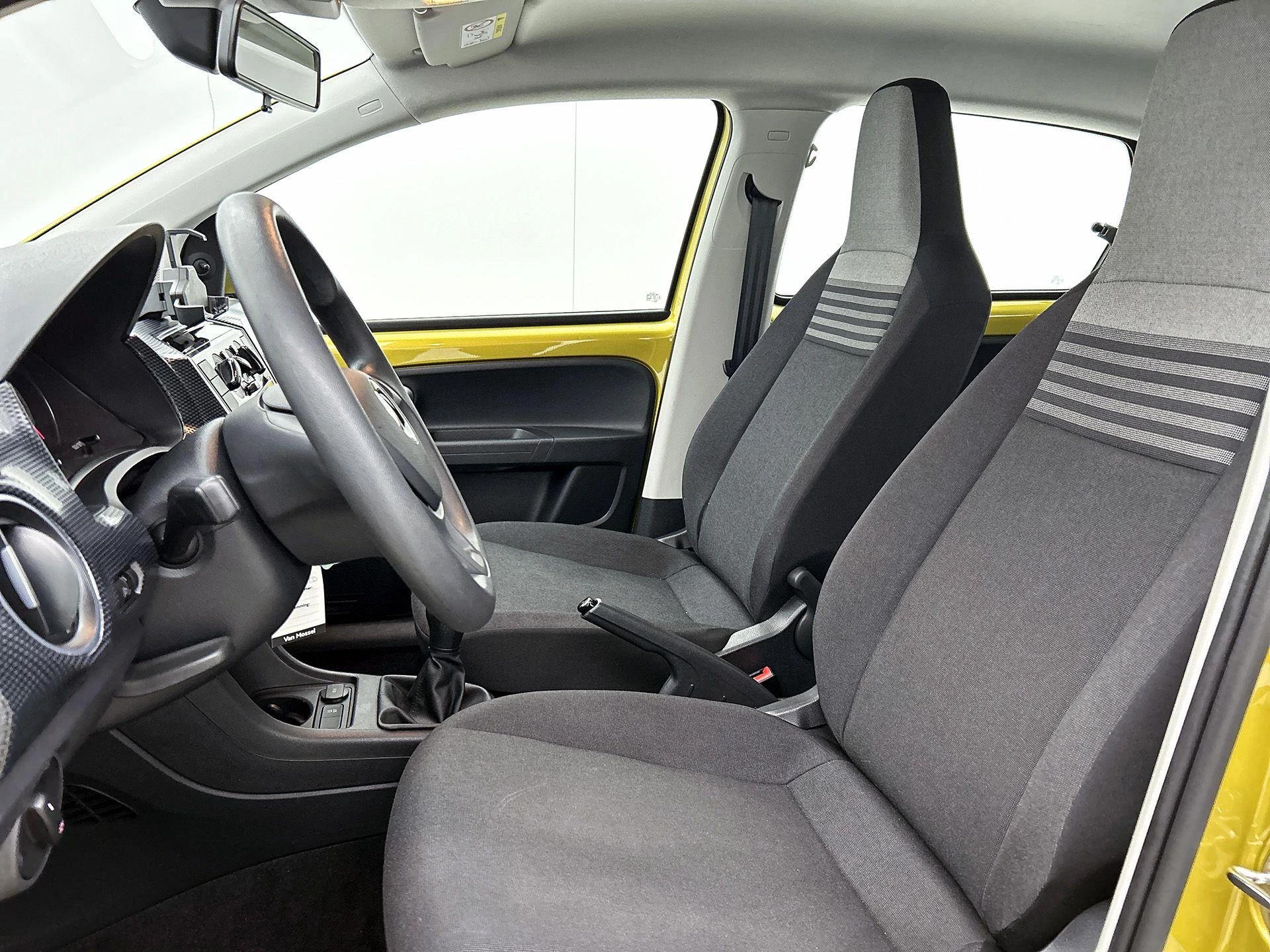 Volkswagen-up!-image-32