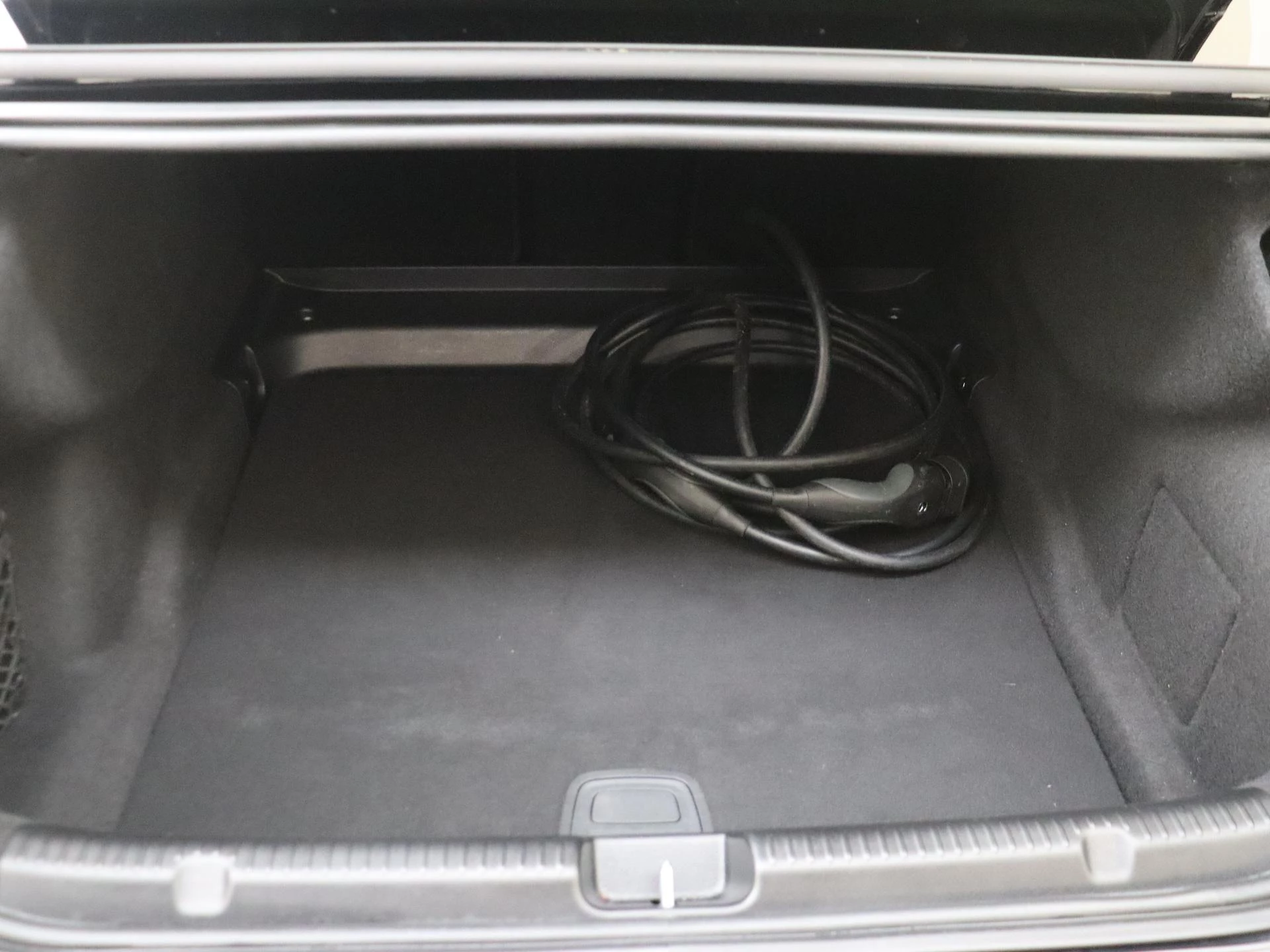 Mercedes-Benz-EQE-image-32