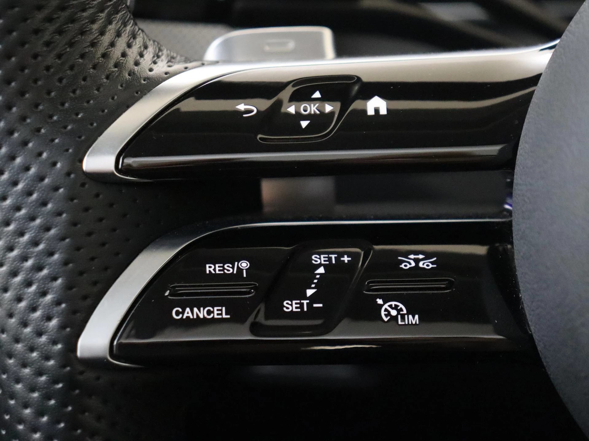 Mercedes-Benz-GLC-image-12