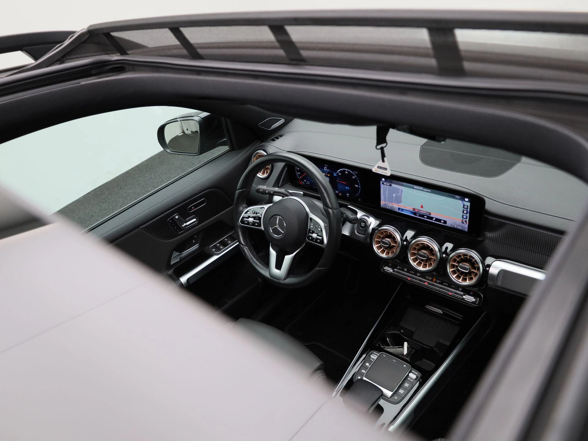 Mercedes-Benz-EQB-image-43