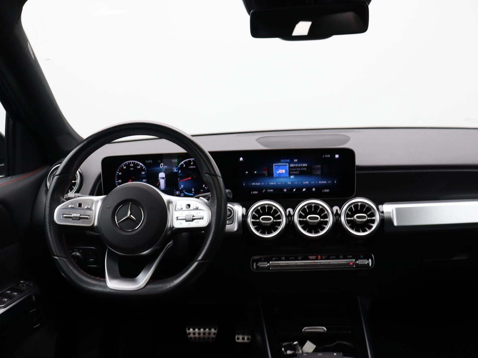 Mercedes-Benz-GLB-image-17