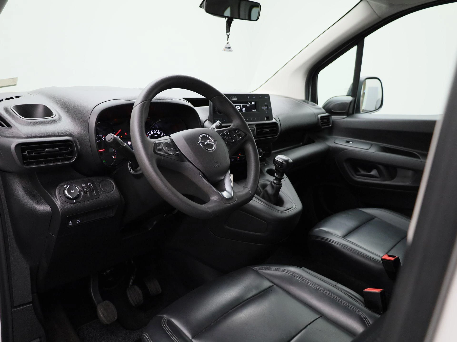 Opel-Combo Life-image-24