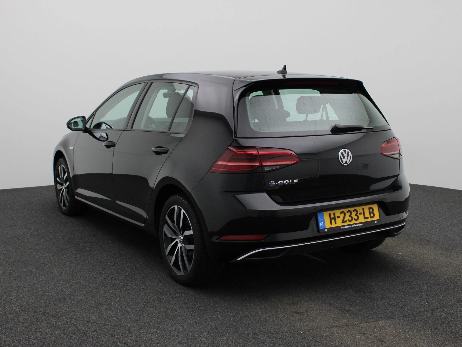 Volkswagen-e-Golf-image-1