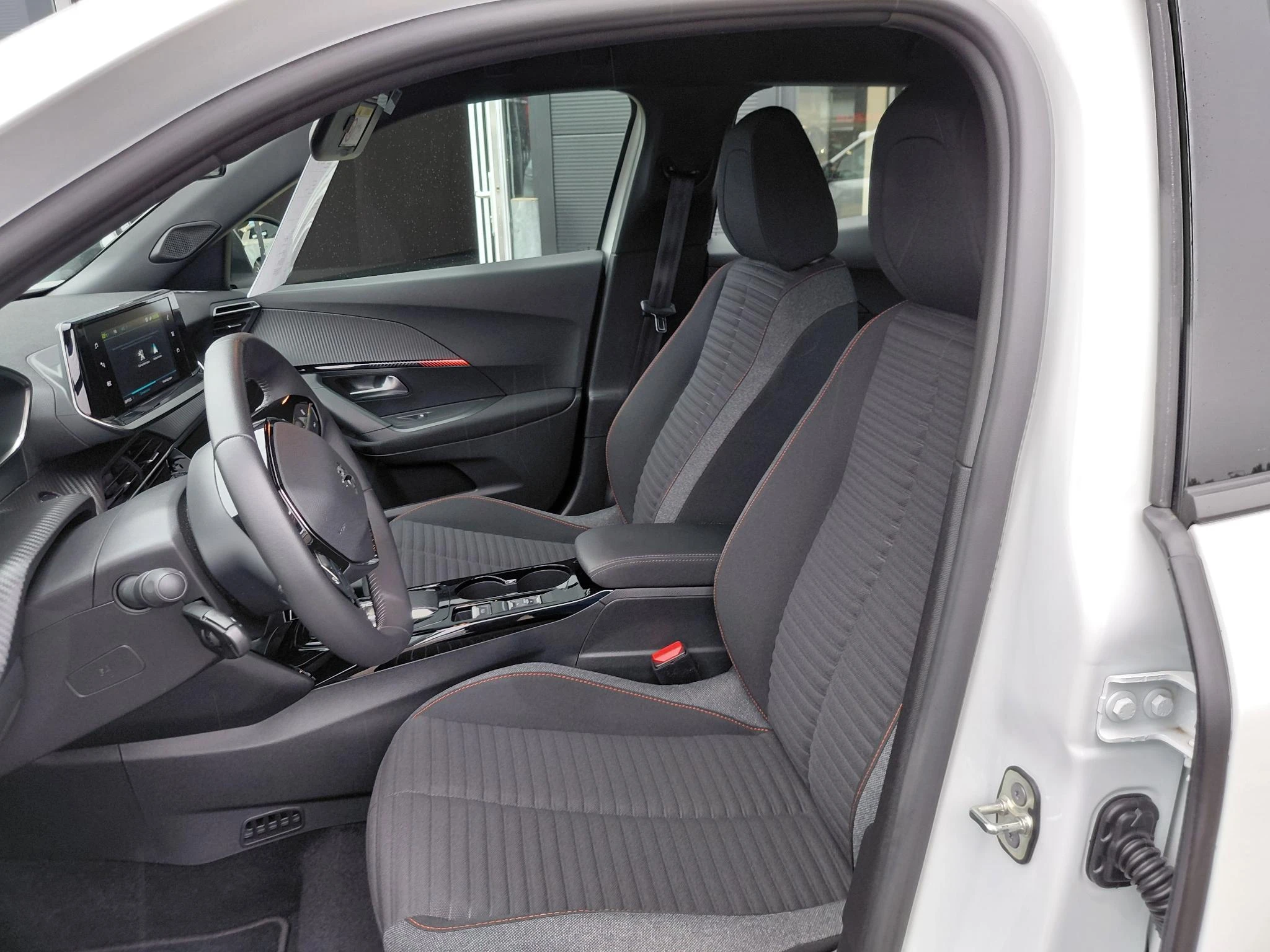 Peugeot-e-2008-image-12