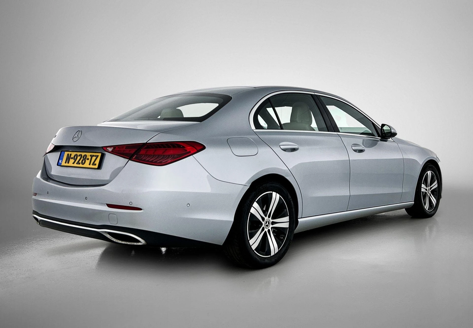 Mercedes-Benz-C-Klasse-image-3