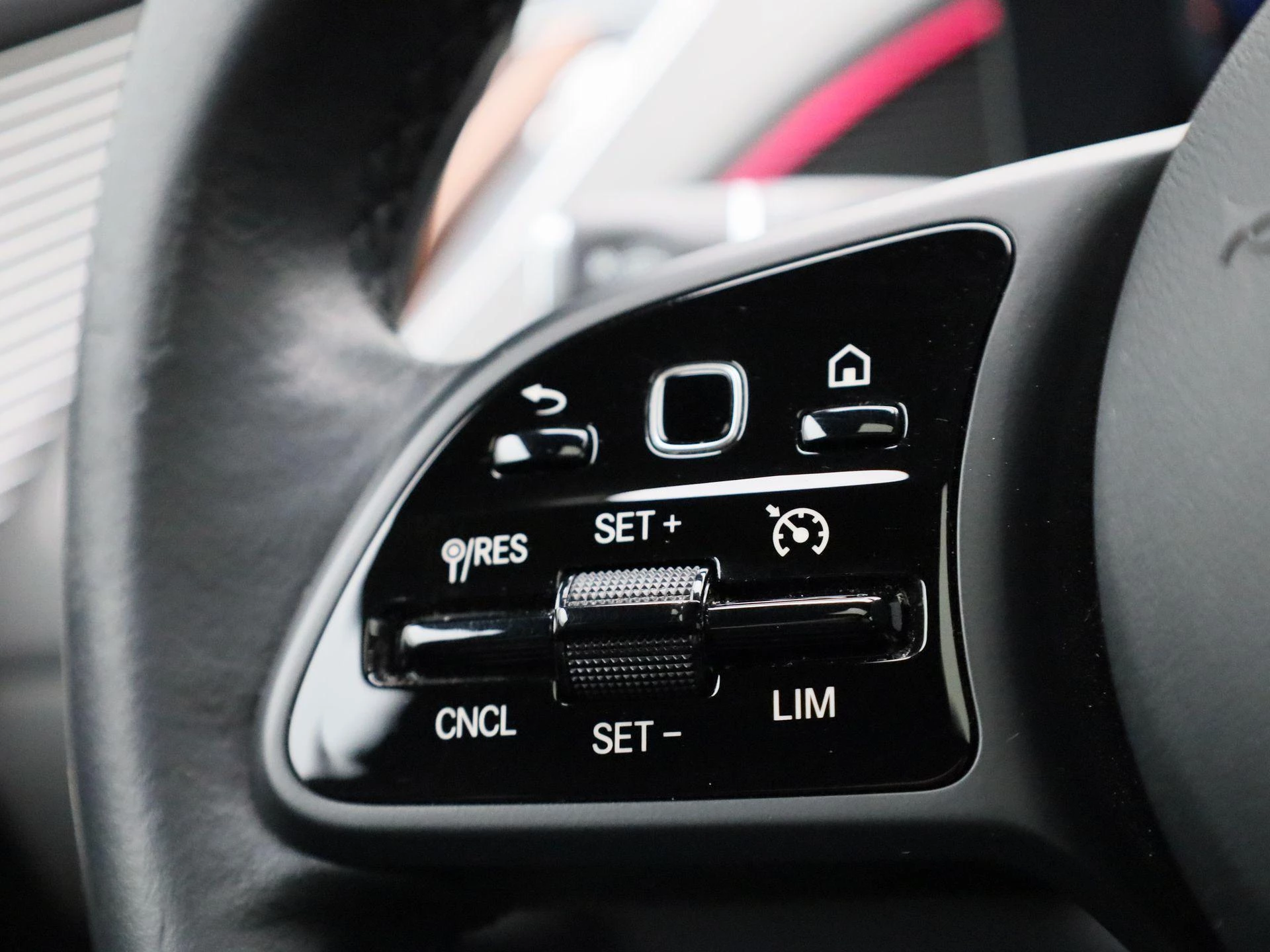 Mercedes-Benz-EQC-image-22