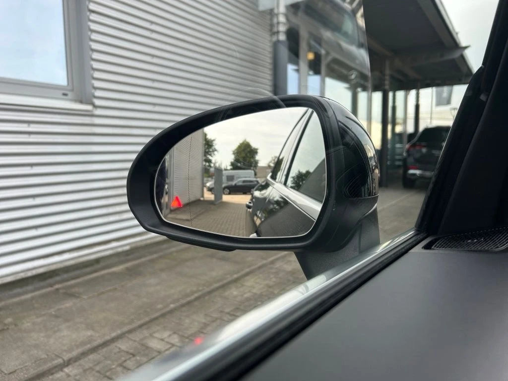 Mercedes-Benz-GLC 300 d-image-17