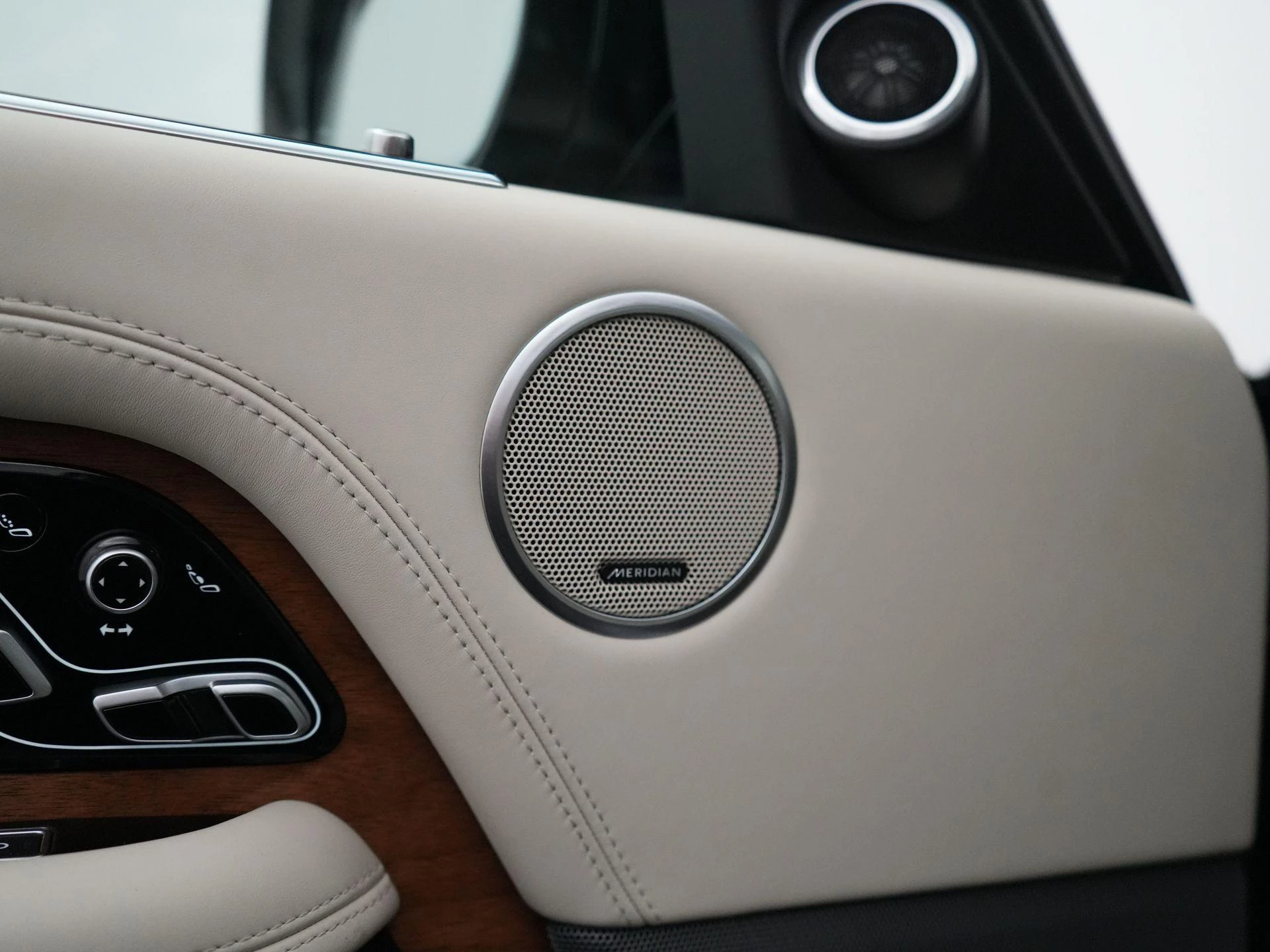 Land Rover-Range Rover-image-35