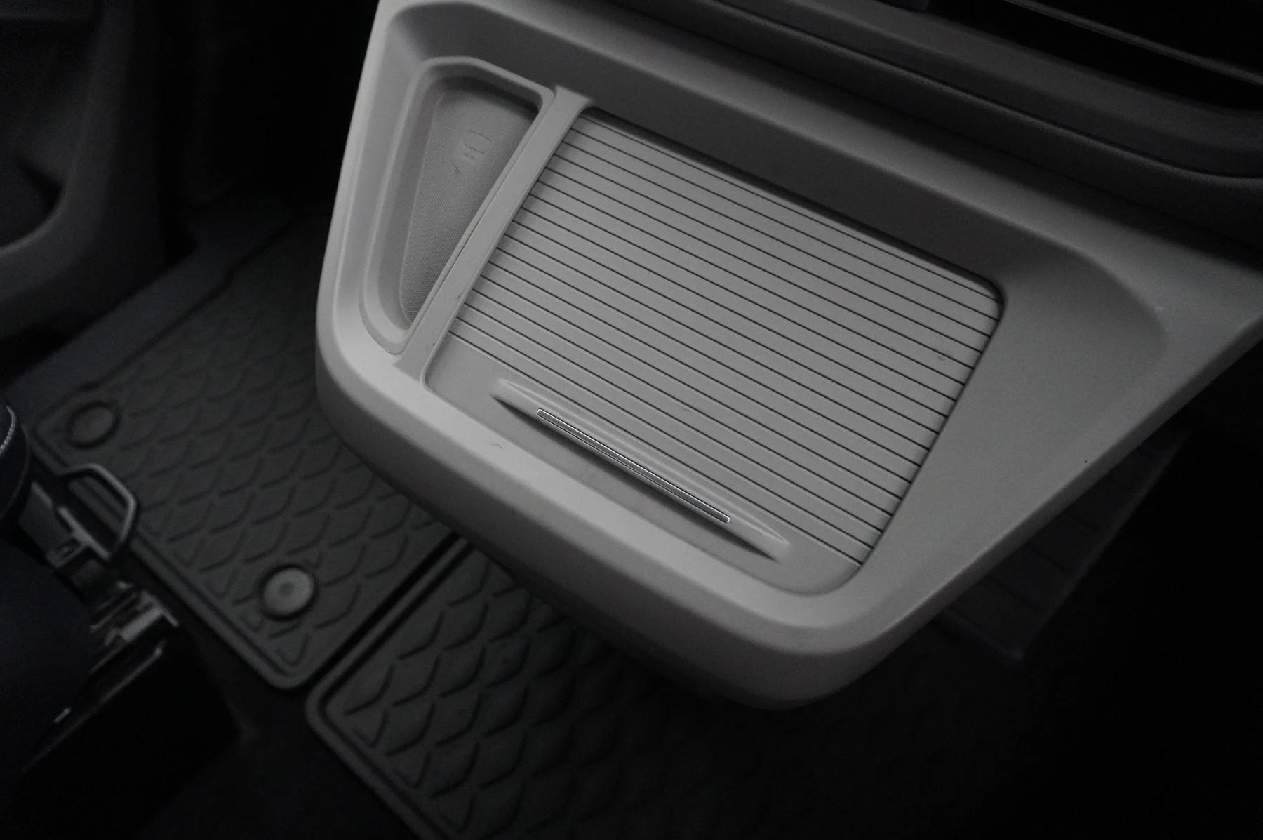 Volkswagen-Transporter-image-15