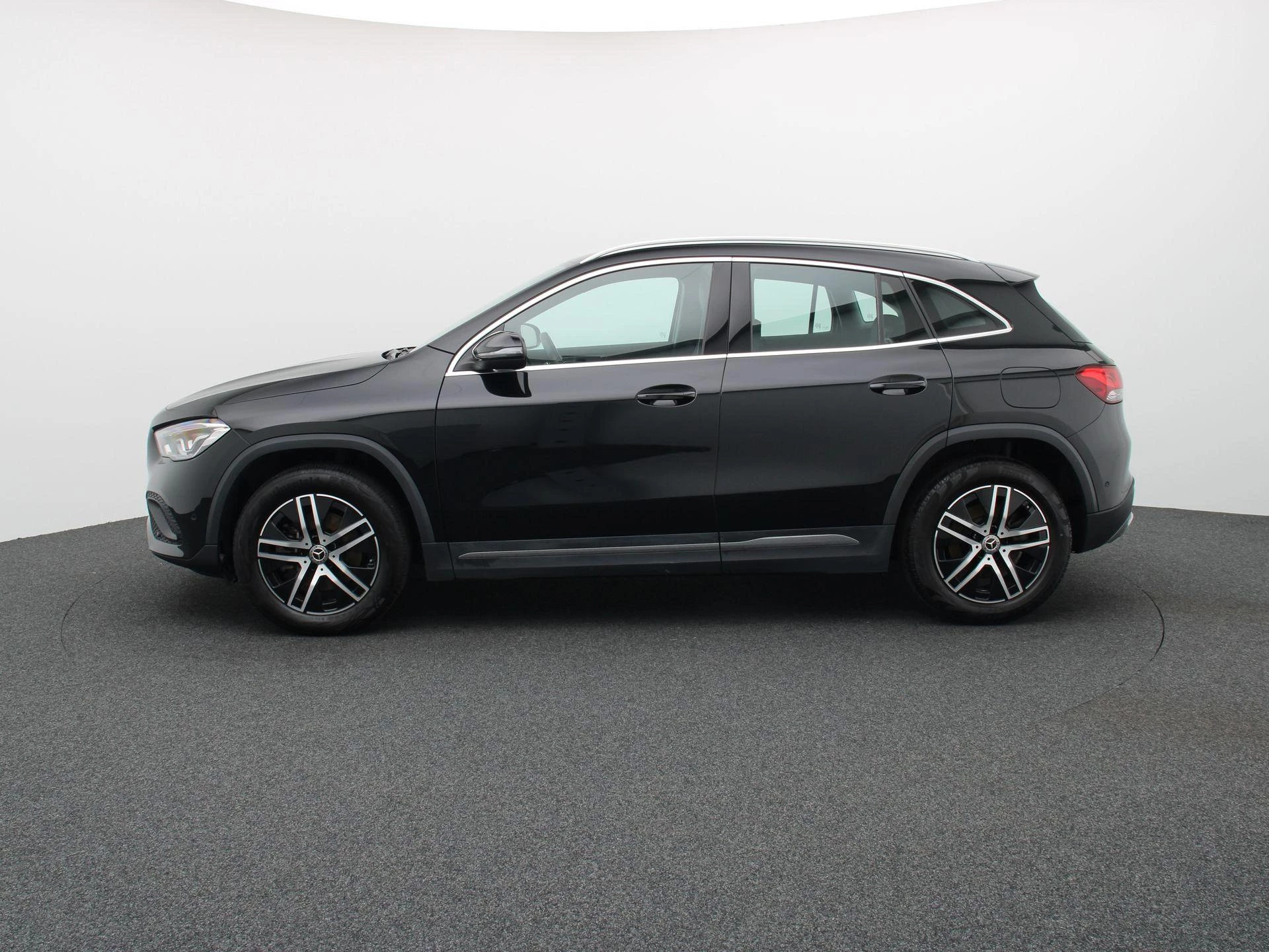 Mercedes-Benz GLA 250 e Luxury Line + LEDER + CARPLAY +