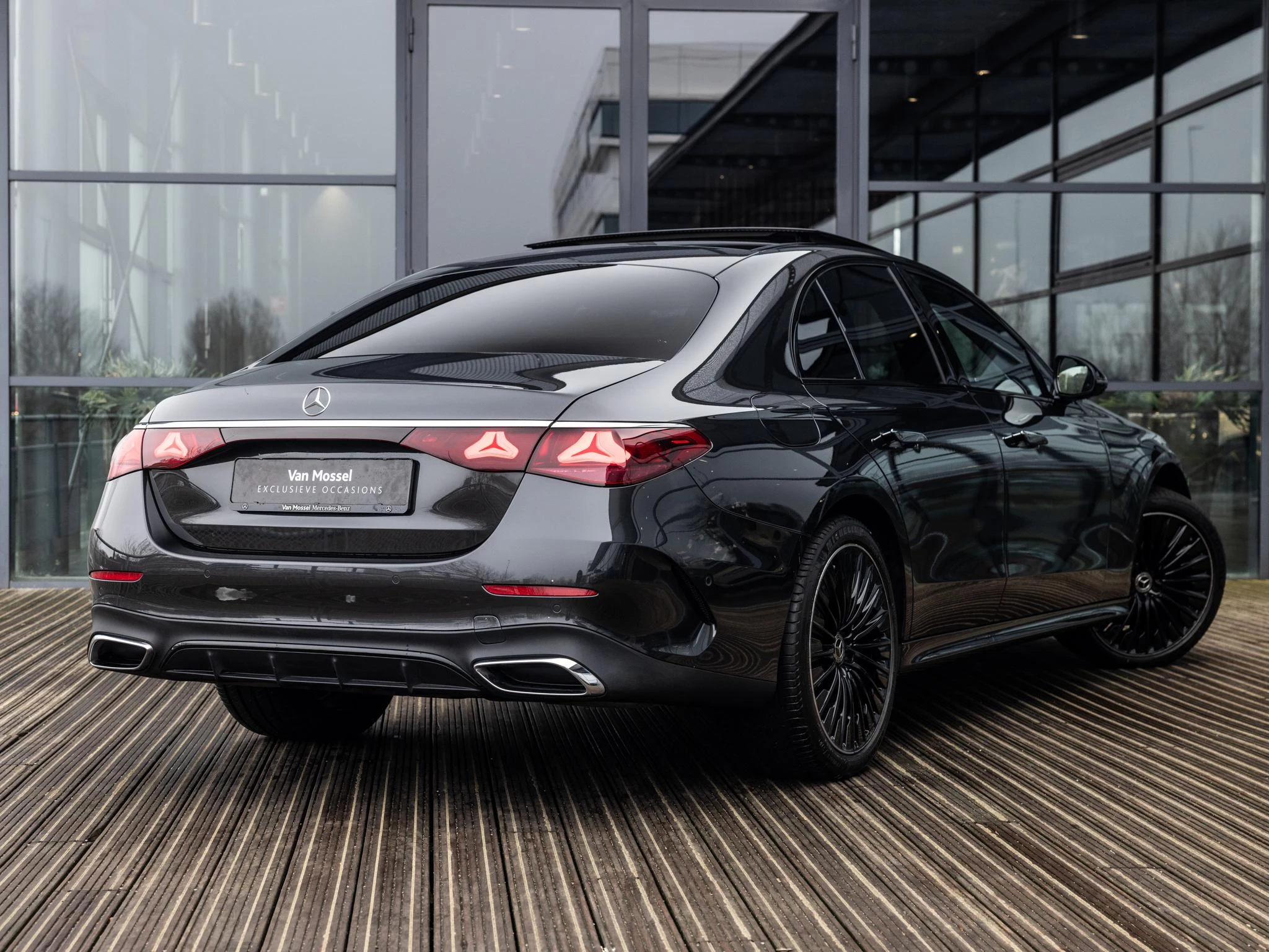 Mercedes-Benz-E-Klasse-image-1