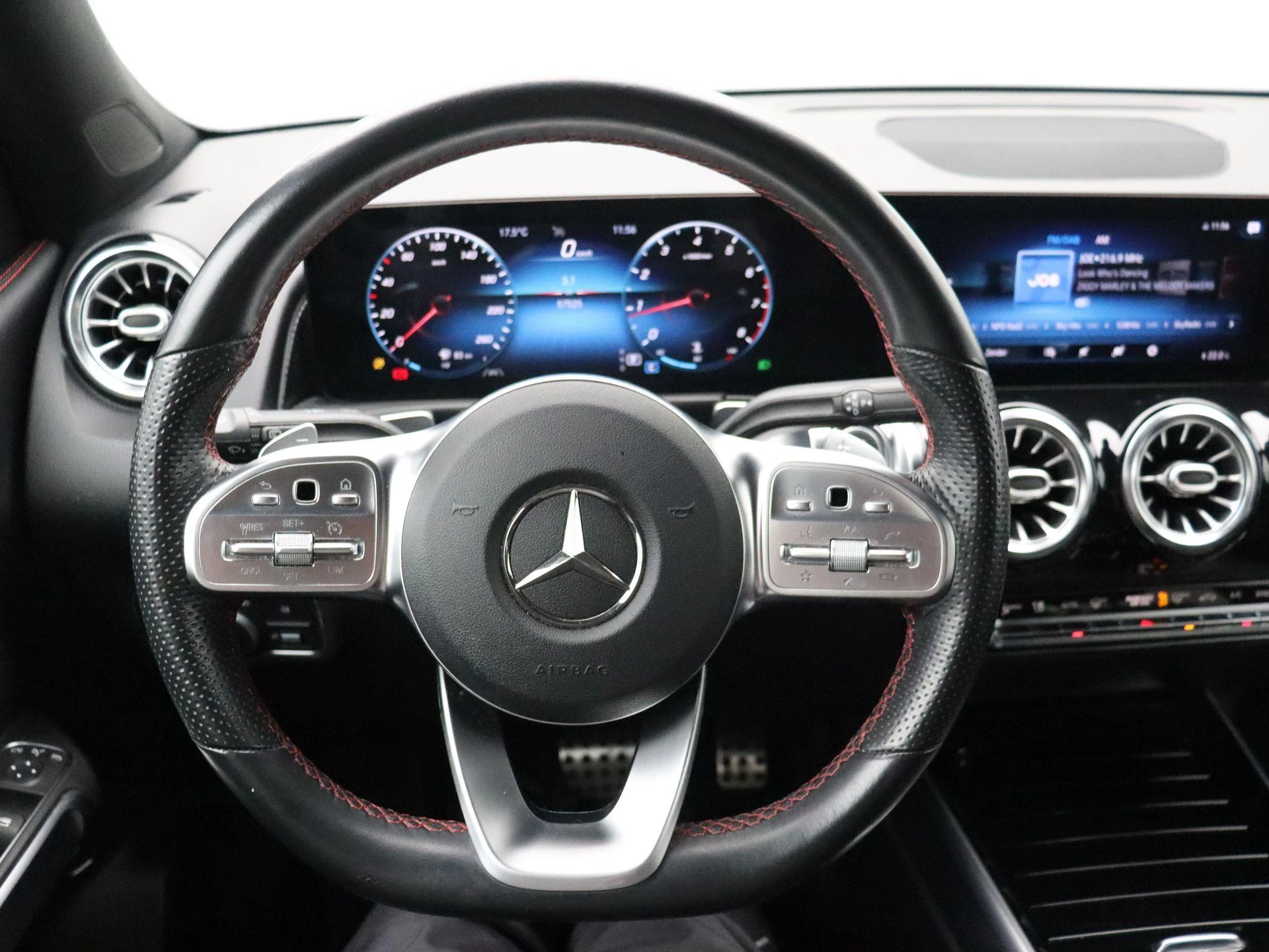 Mercedes-Benz GLB 180 AMG Line + PANORAMISCH DAK + MULTIBEAM LED + CARPLAY +