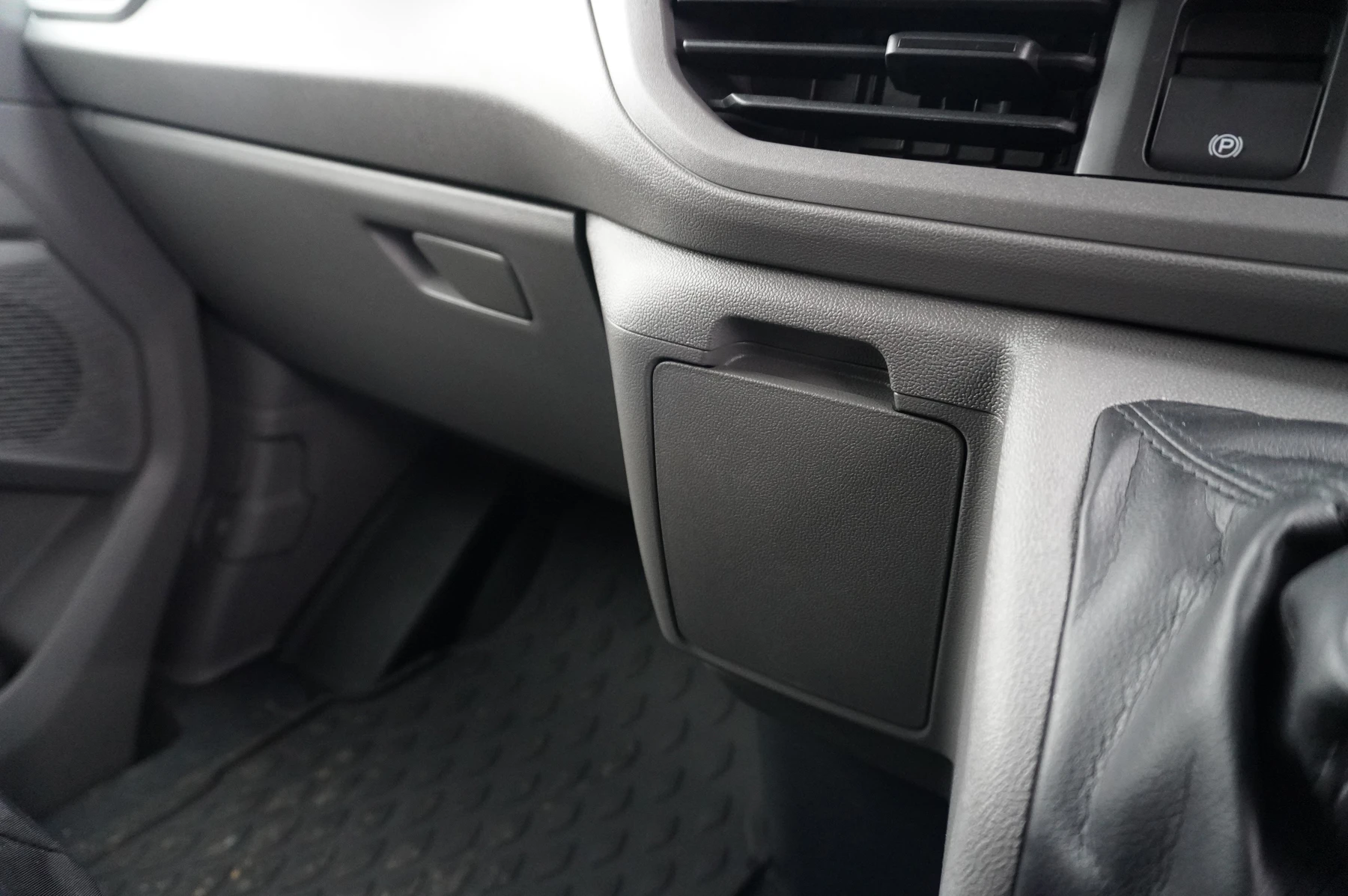 Volkswagen-Transporter-image-41