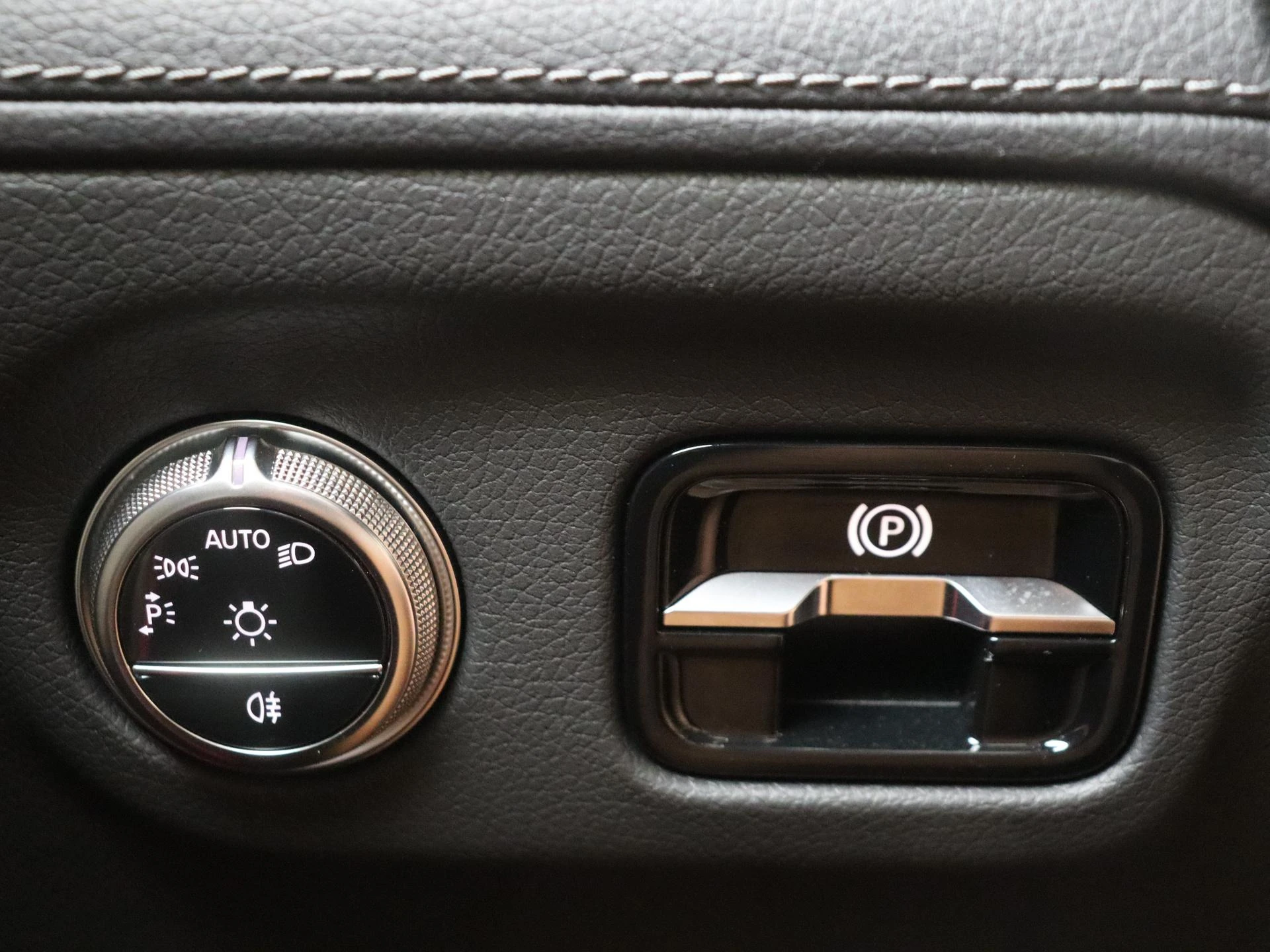 Mercedes-Benz-EQS-image-24