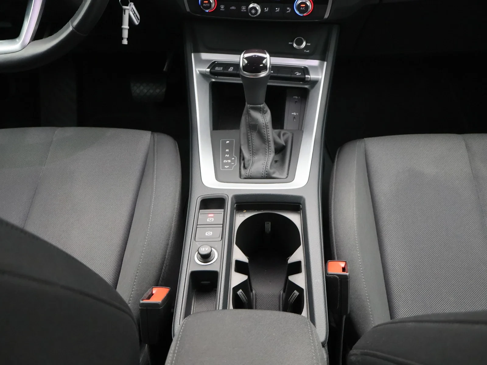 Audi Q3 PHEV Audi Q3 PHEV Attraction 45TFSIe 245PK *AUTOMAAT*SHADOW LOOK*CAMERA*PDC*CRUISE*NAVI*APP-CONNECT*...*