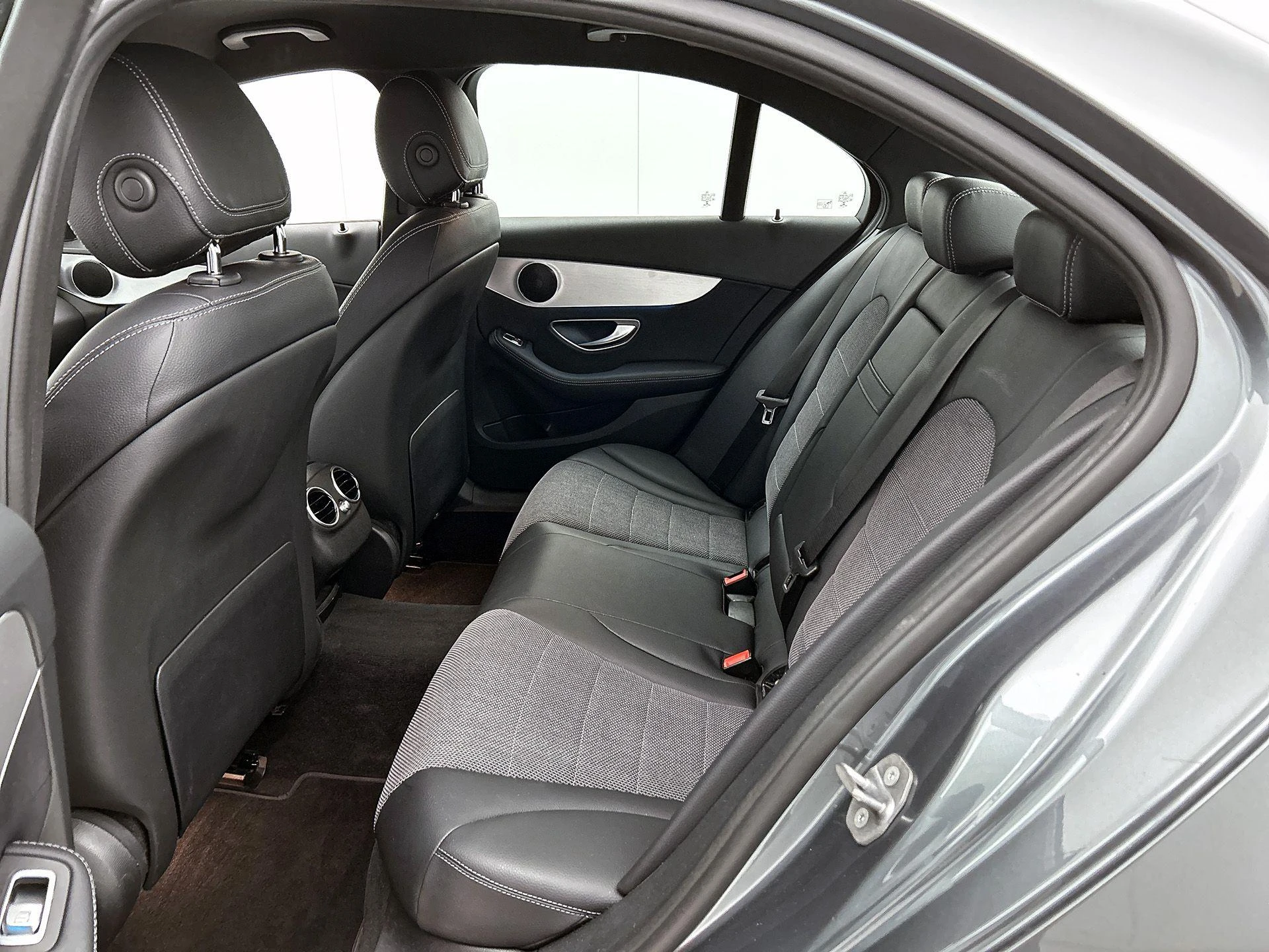 Mercedes-Benz-C-Klasse-image-26
