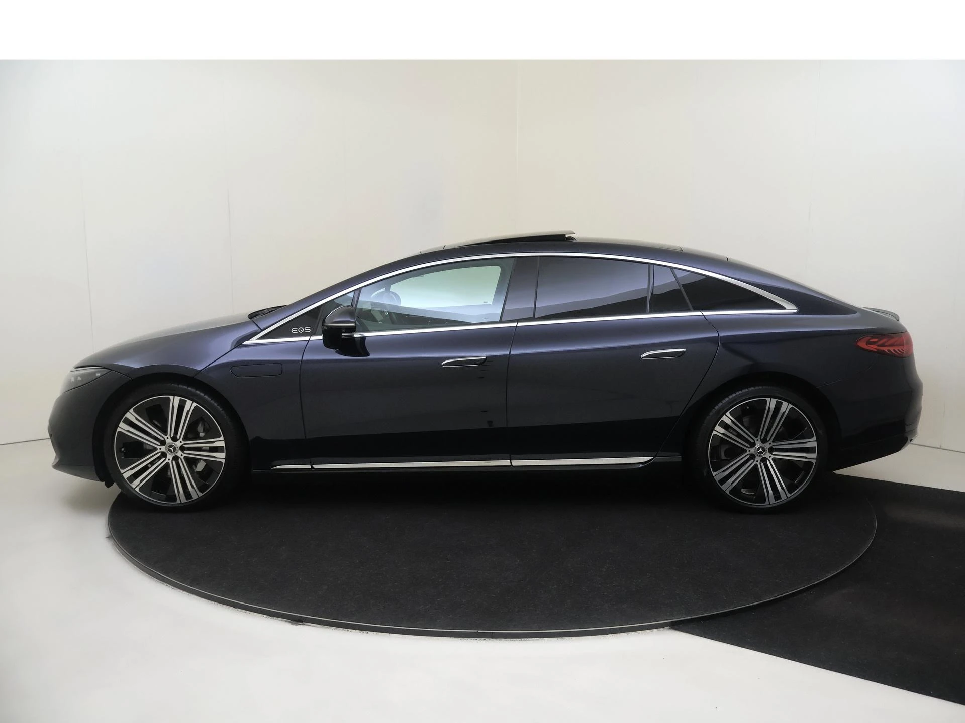 Mercedes-Benz-EQS-image-7