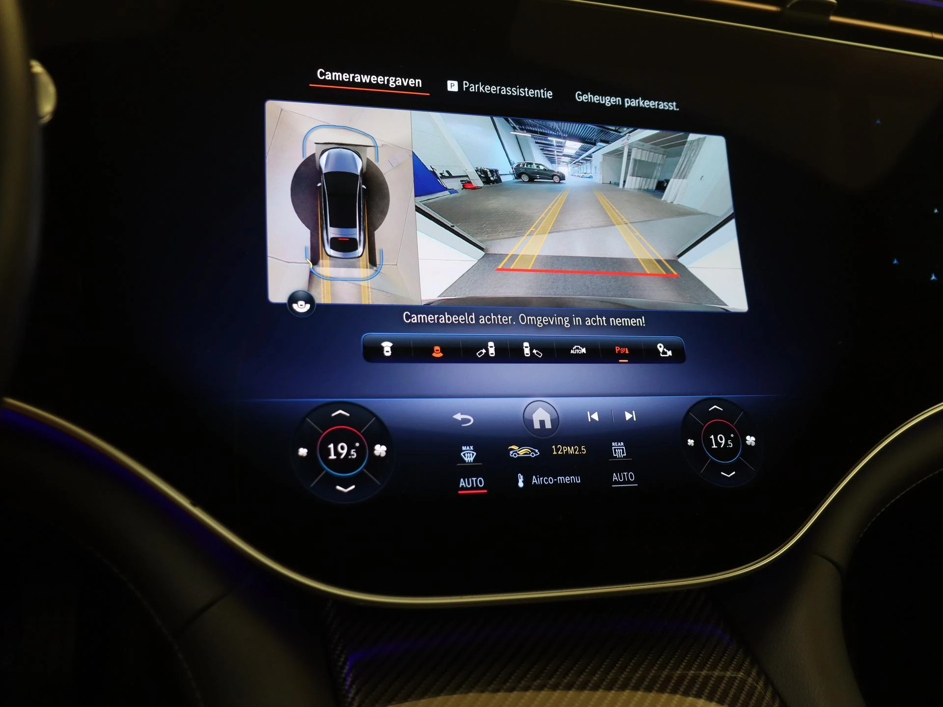 Mercedes-Benz-EQS-image-18