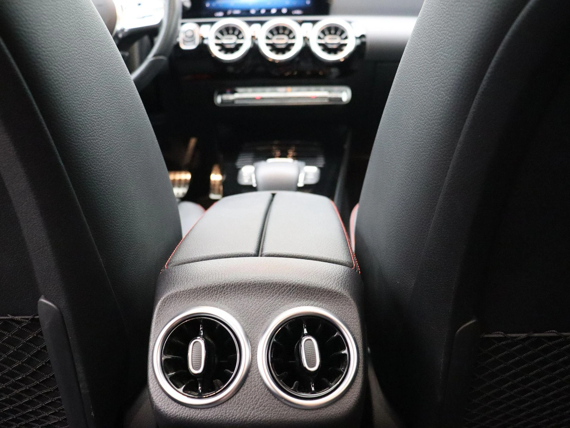 Mercedes-Benz A-Klasse 250 e Sedan AMG Line + PANO DAK + MULTIBEAM LED + CARPLAY +