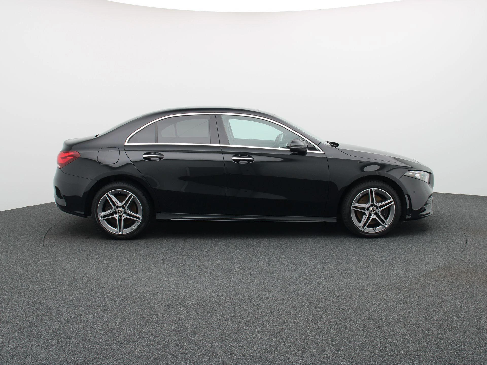 Mercedes-Benz A-Klasse 250 e Sedan AMG Line + PANO DAK + MULTIBEAM LED + CARPLAY +