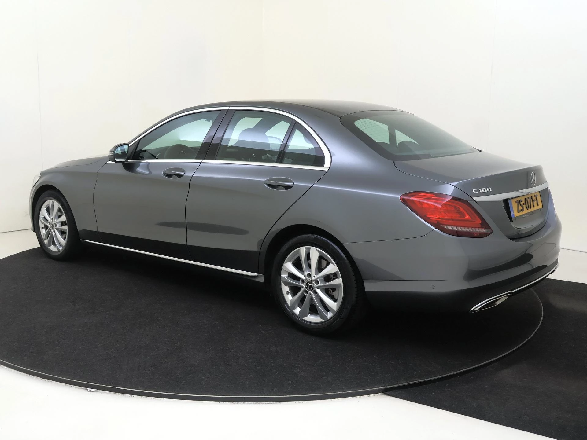 Mercedes-Benz-C-Klasse-image-5