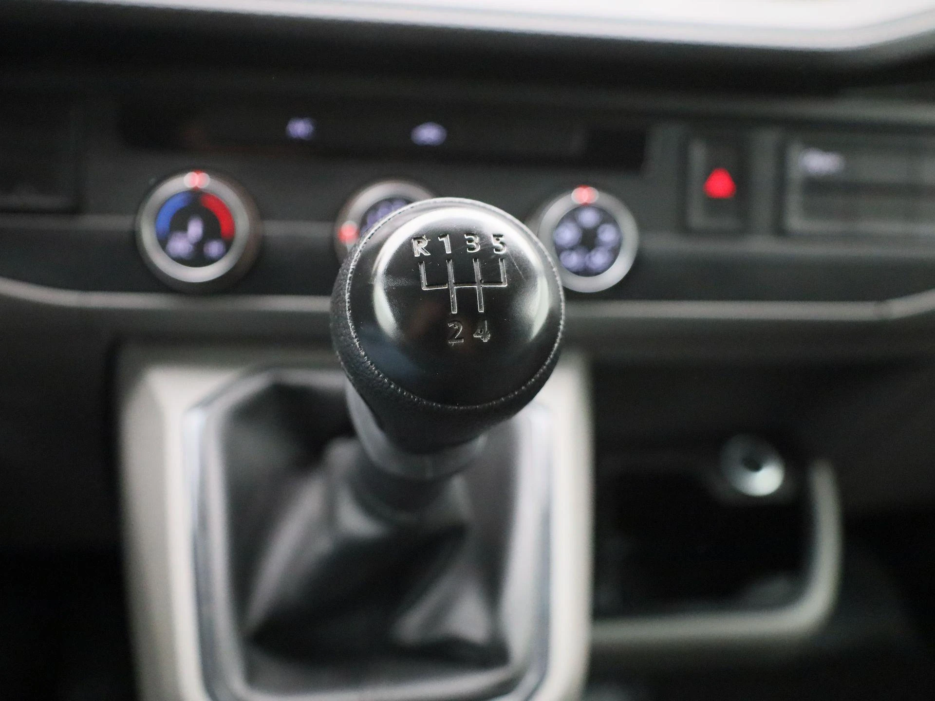 Volkswagen-Transporter-image-9