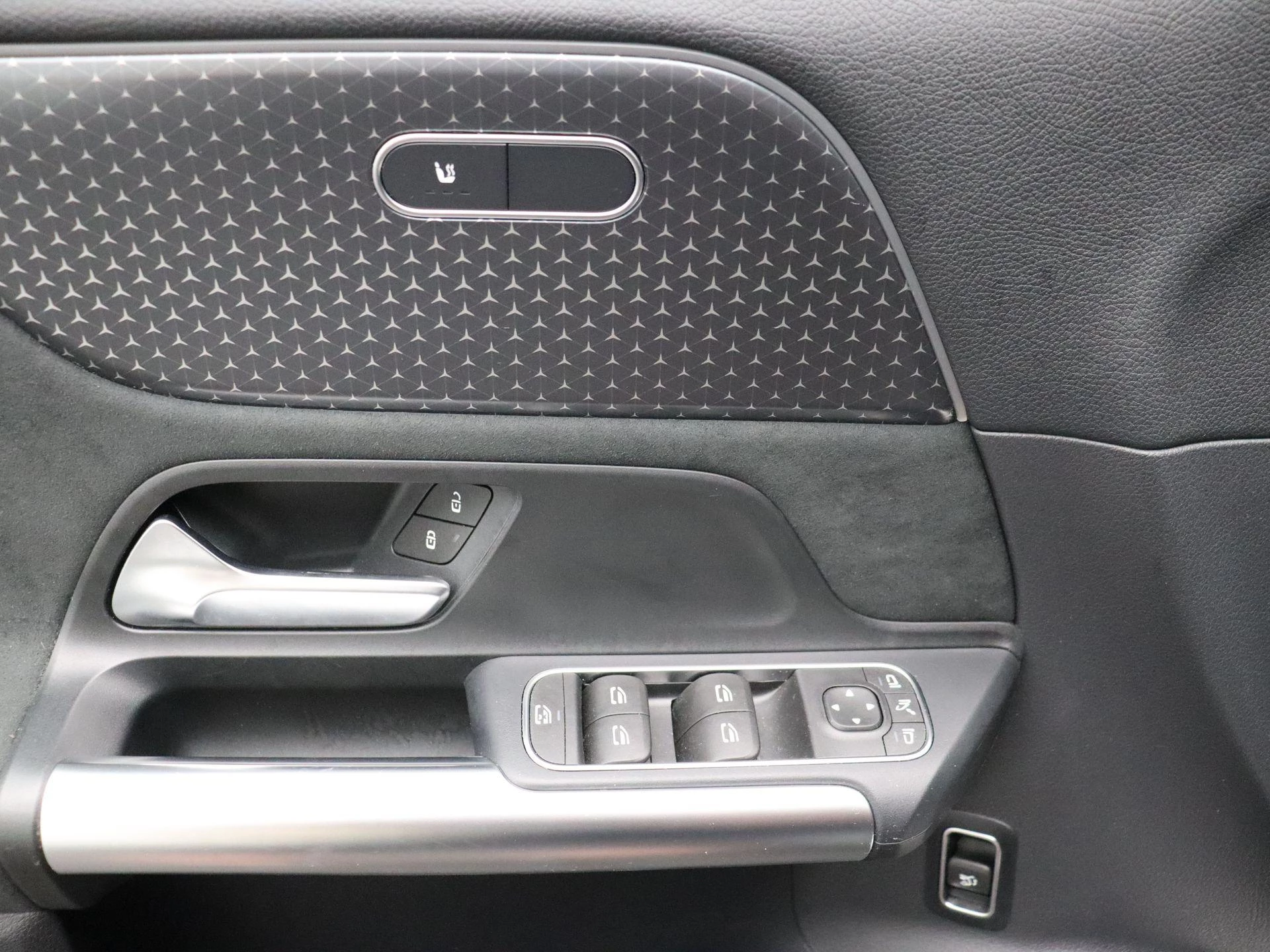 Mercedes-Benz EQA 250+ AMG Line + PANORAMISCH DAK + CARPLAY + CAMERA +