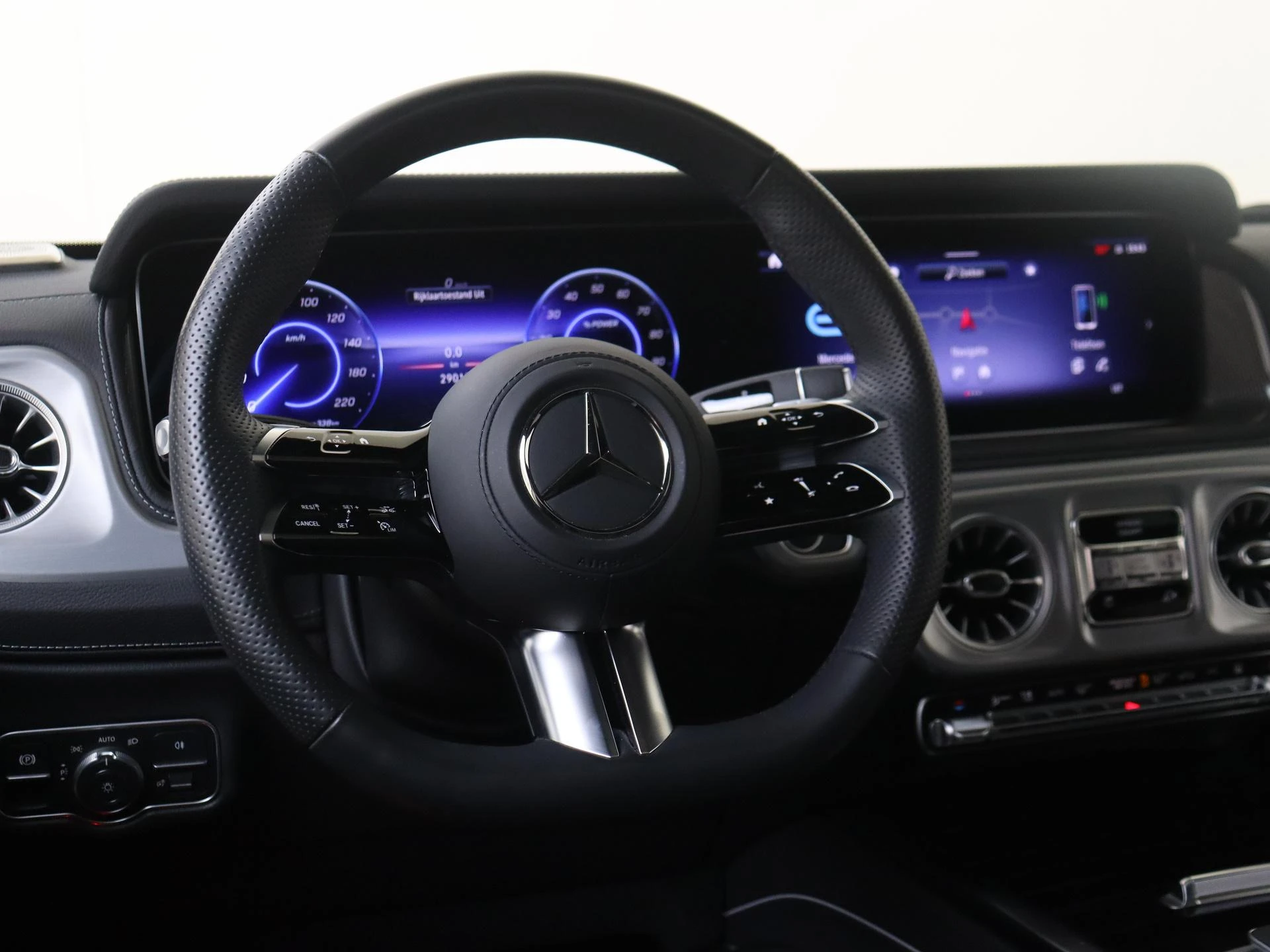 Mercedes-Benz-G-Klasse-image-9