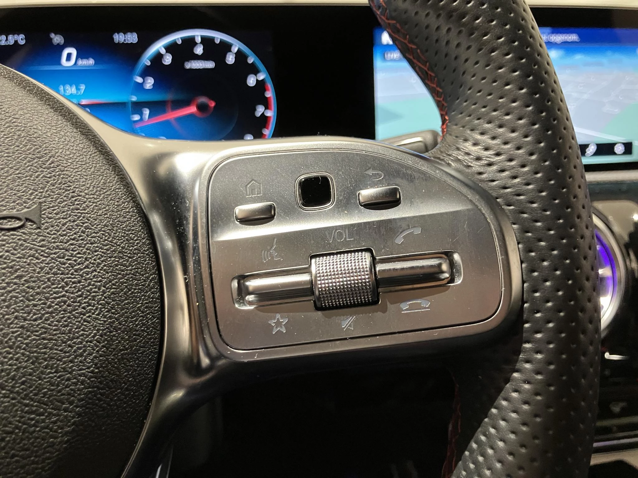 Mercedes-Benz-CLA-image-19