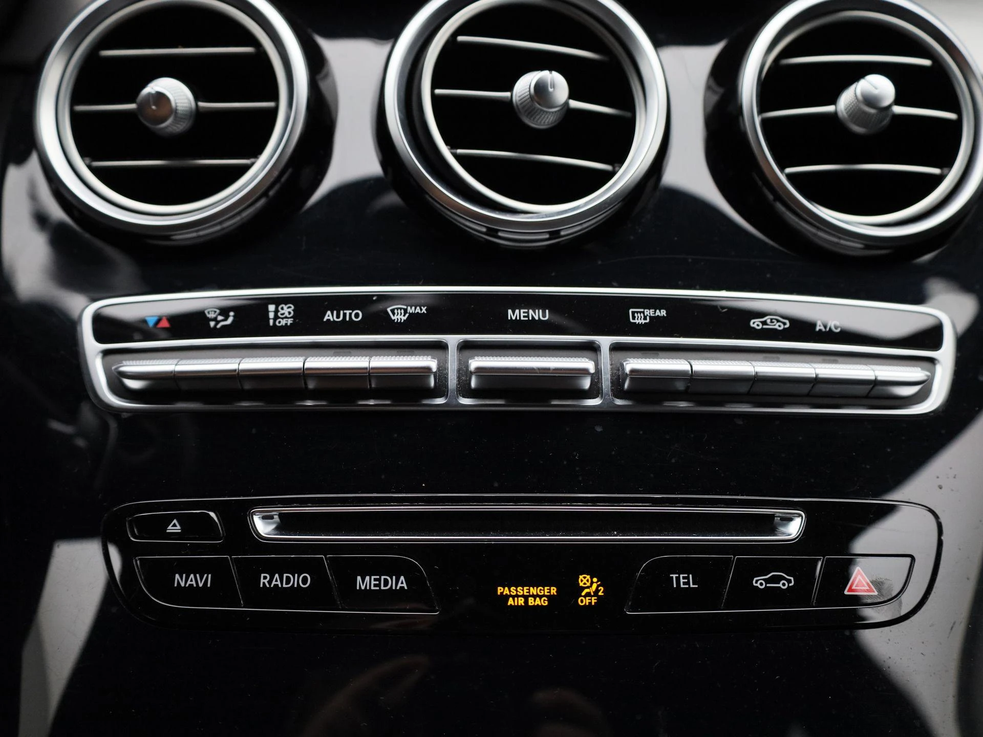 Mercedes-Benz-C-Klasse-image-16